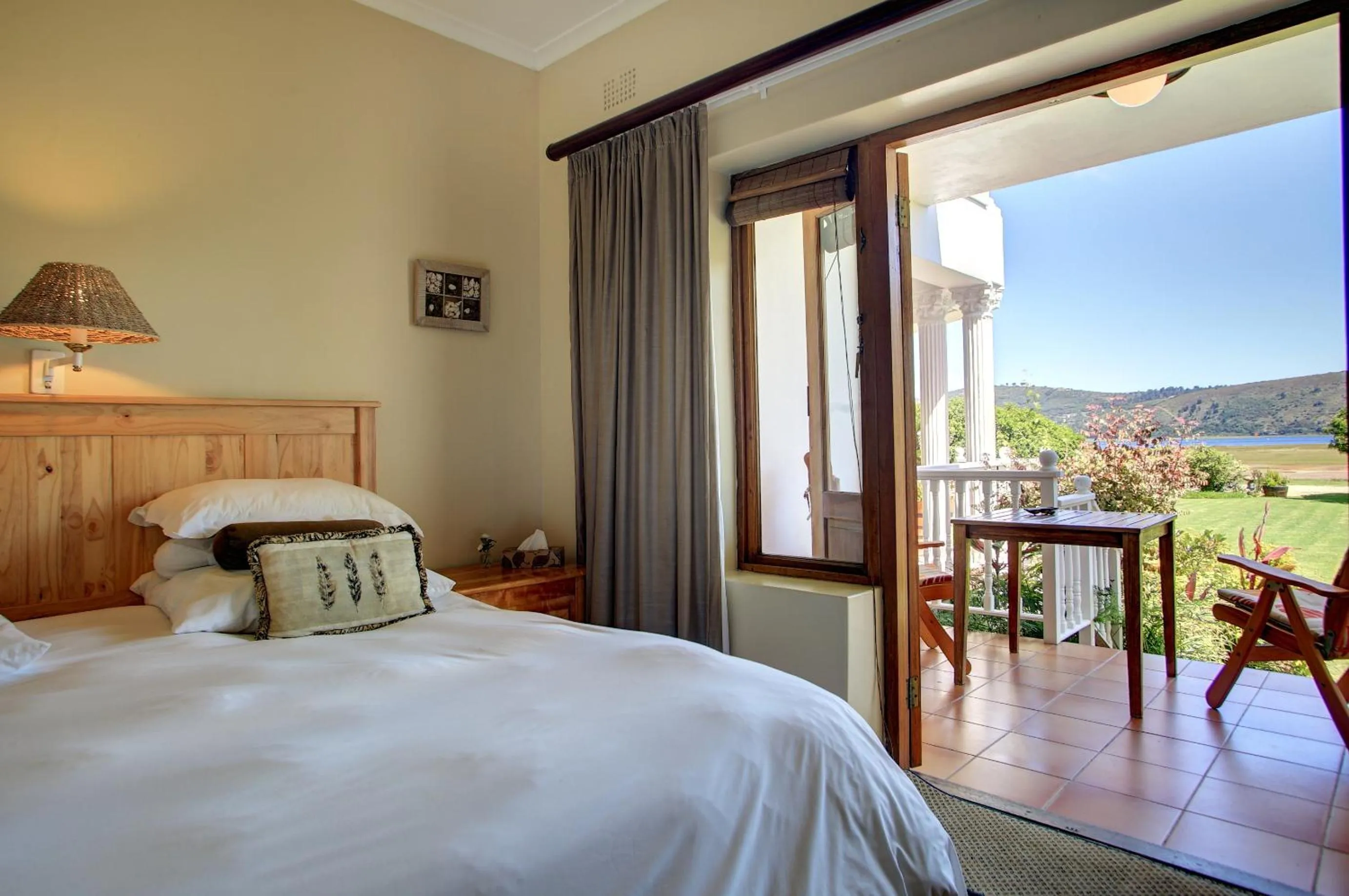 Bedroom, Bed in Waterfront Lodge