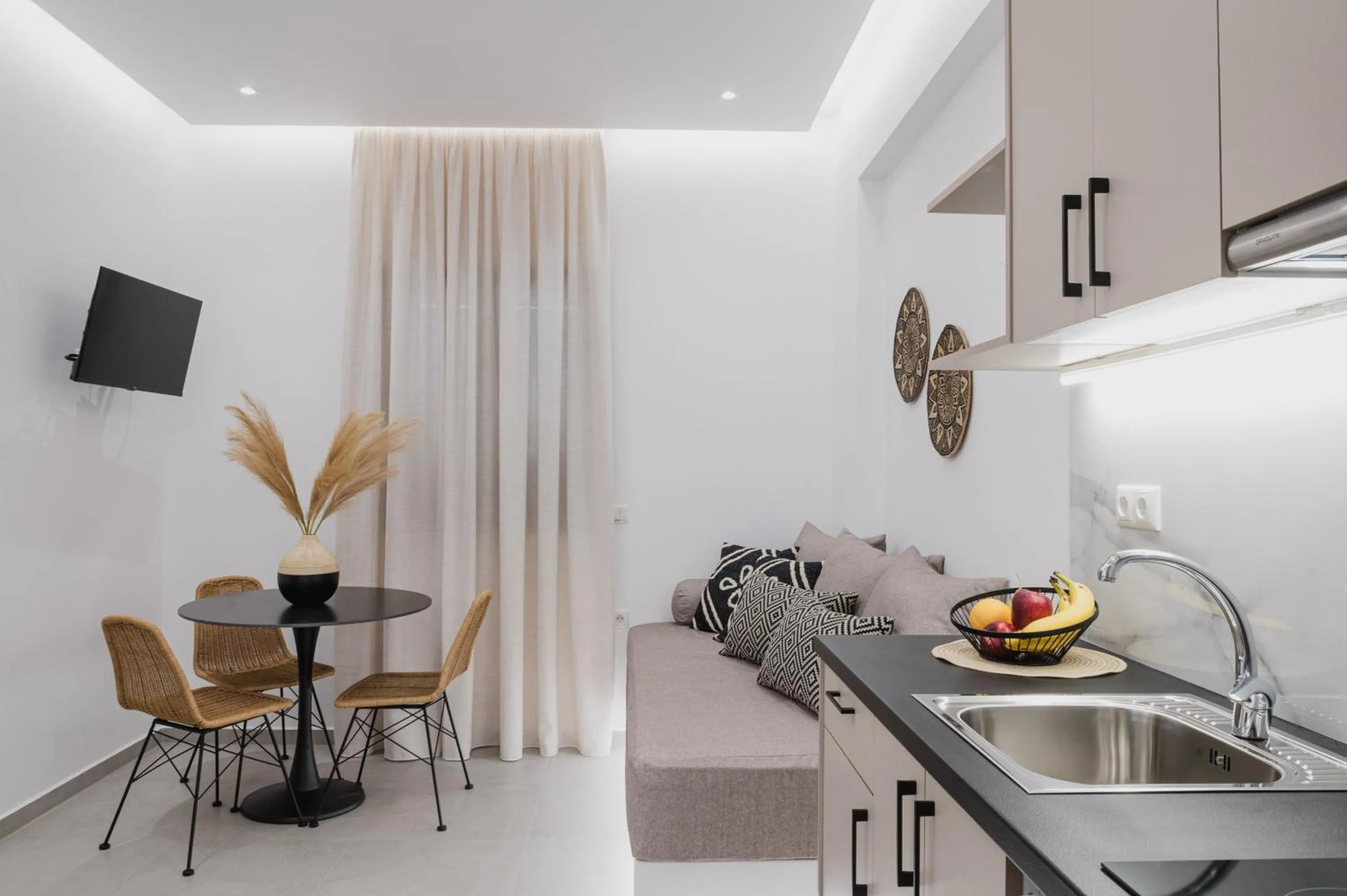 TV and multimedia in Petros Studios & Suites