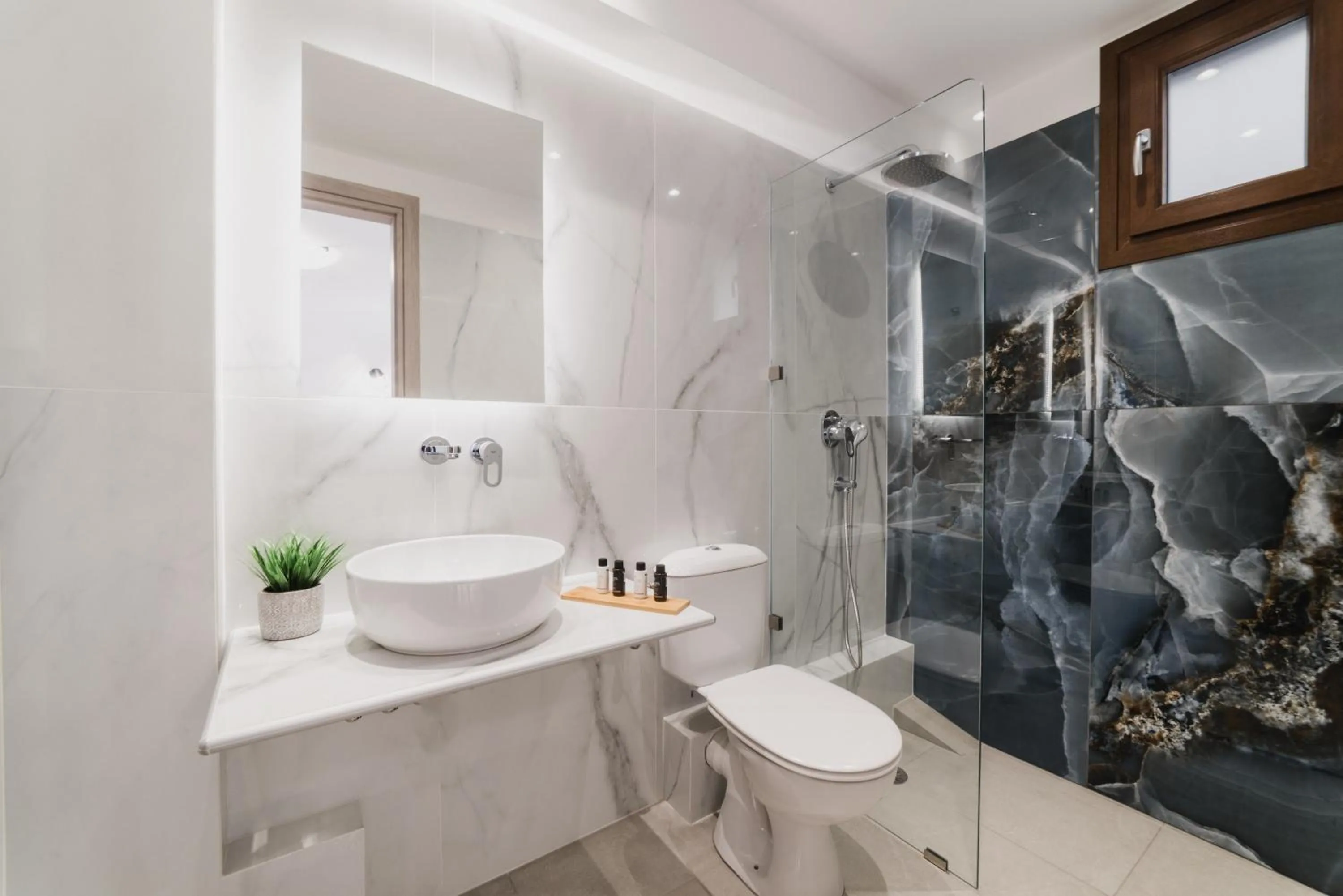 Shower in Petros Studios & Suites