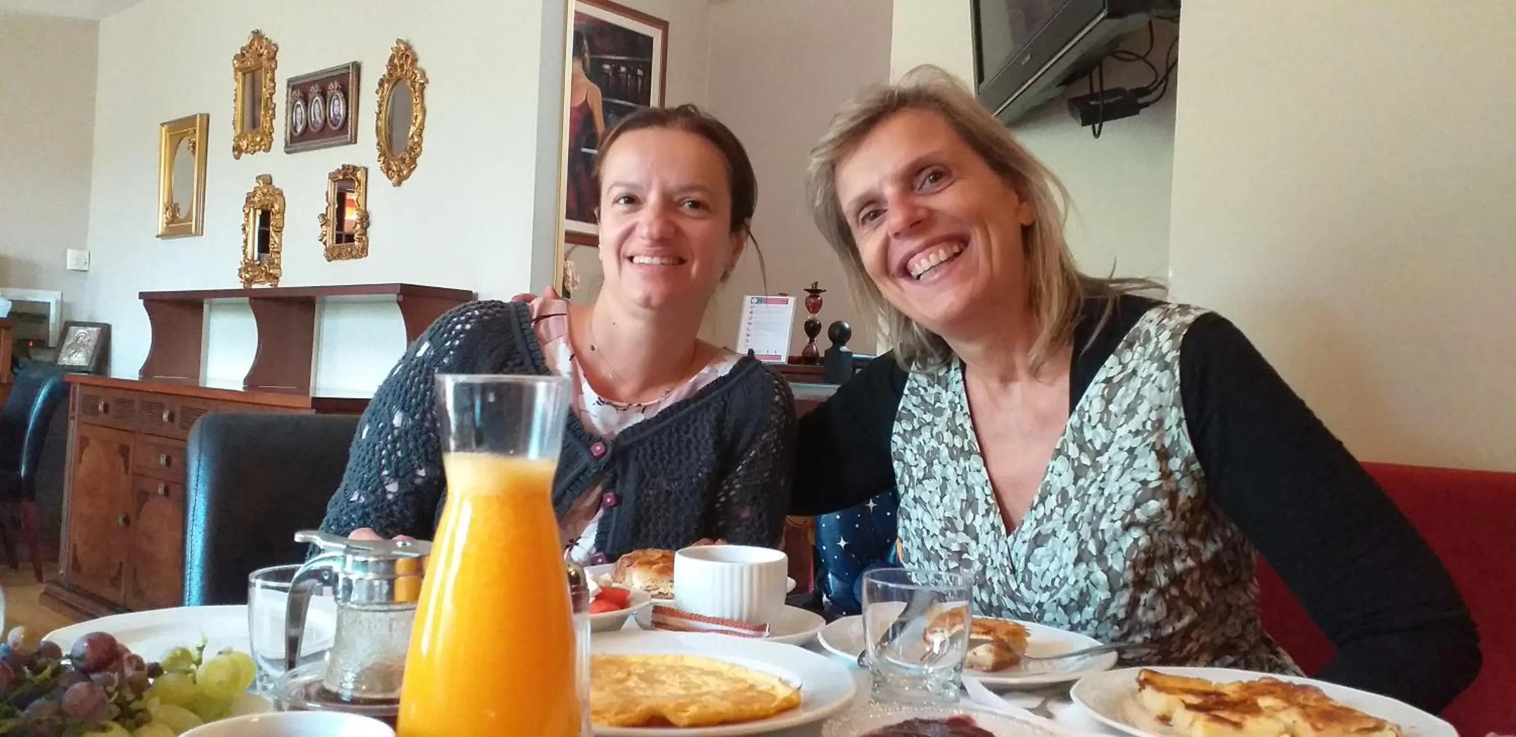 Communal lounge/ TV room in Epavlis Meteora Suites Hotel