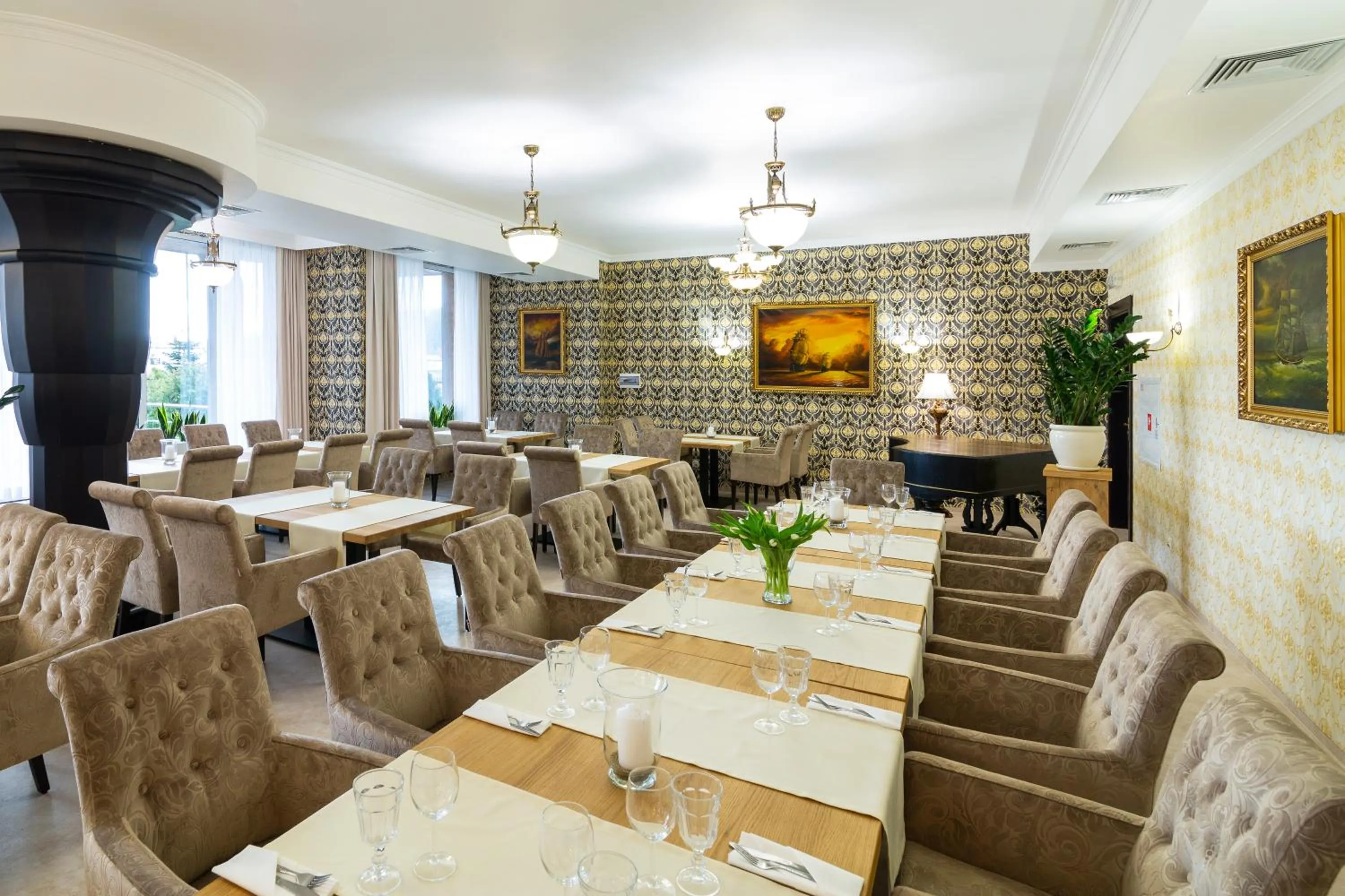 Restaurant/places to eat in Hotel Victoria