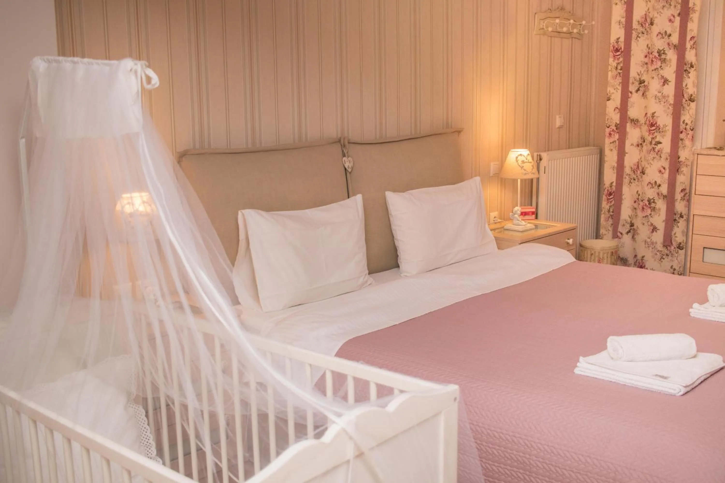 Bed in Luxury Family Villa Meteora