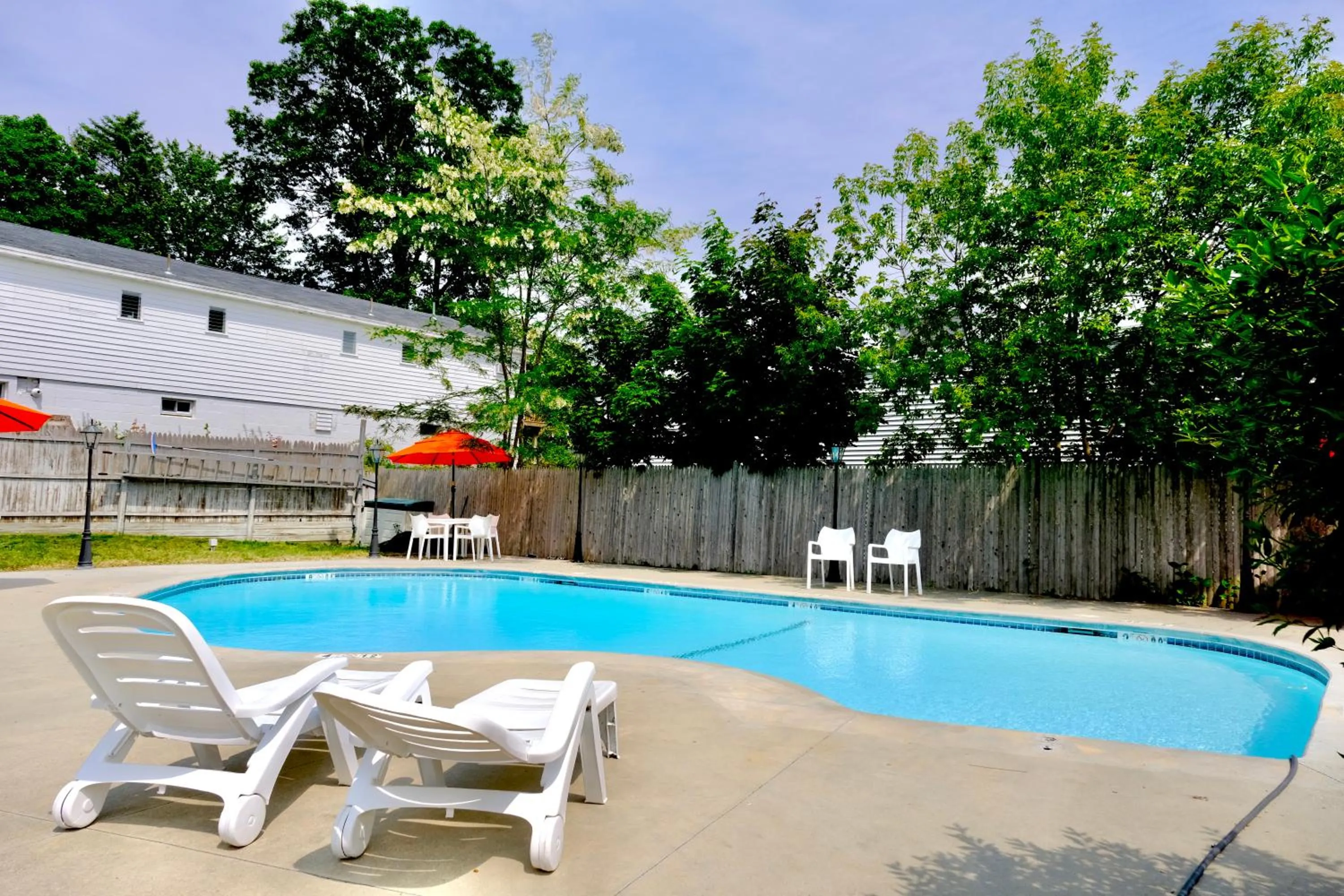 Swimming pool in Dock House Inn