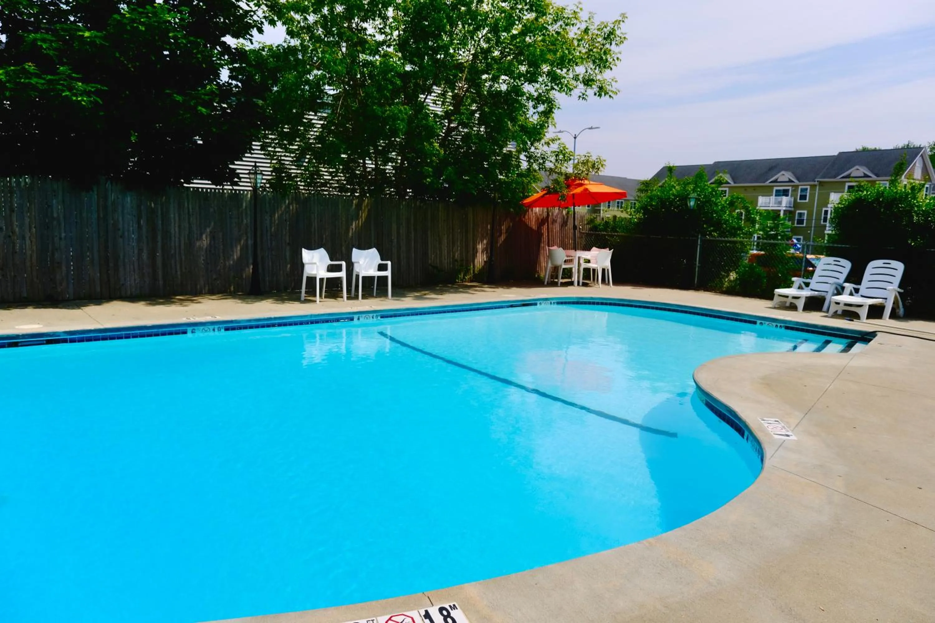 Swimming pool in Dock House Inn