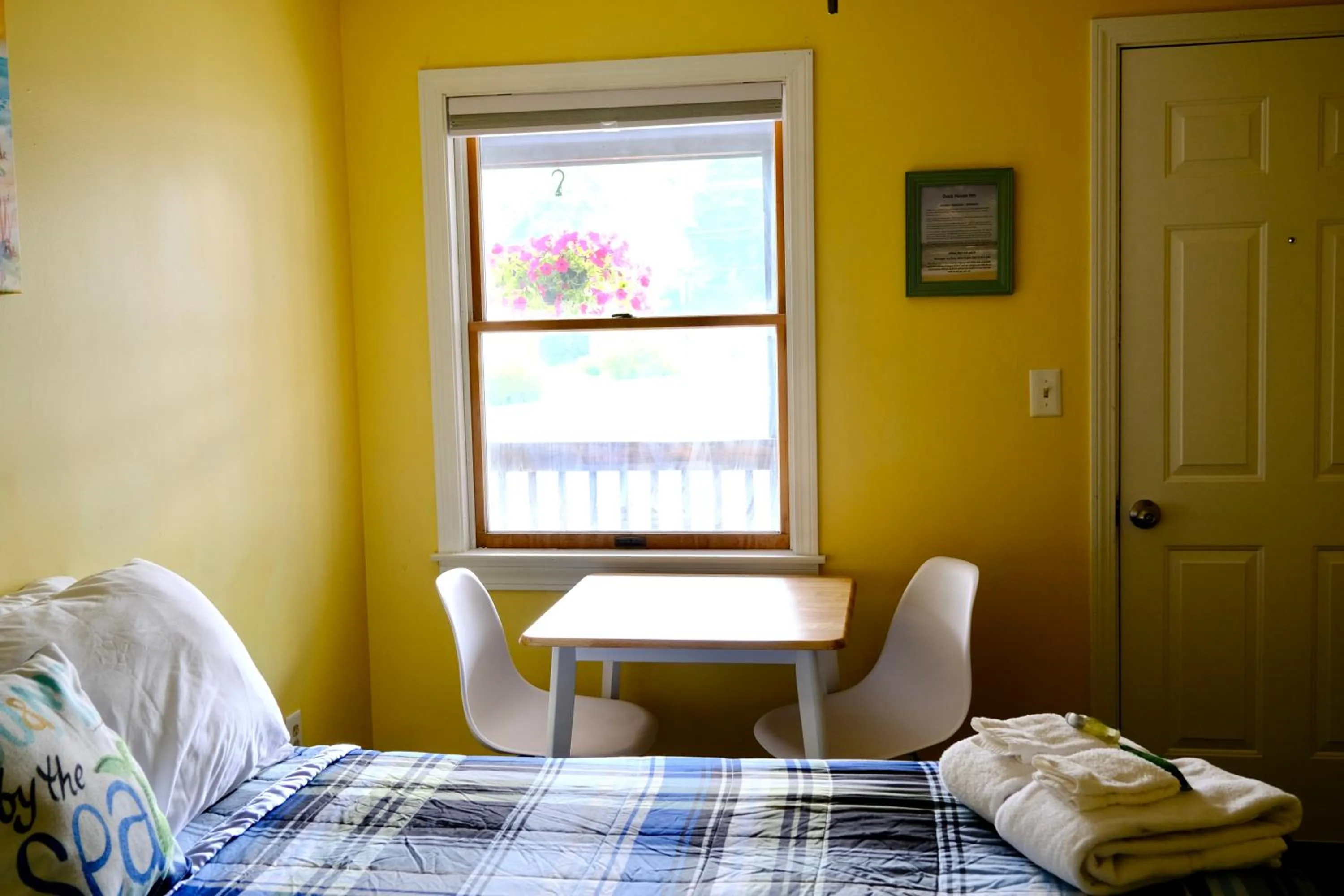 Dining area, Bed in Dock House Inn