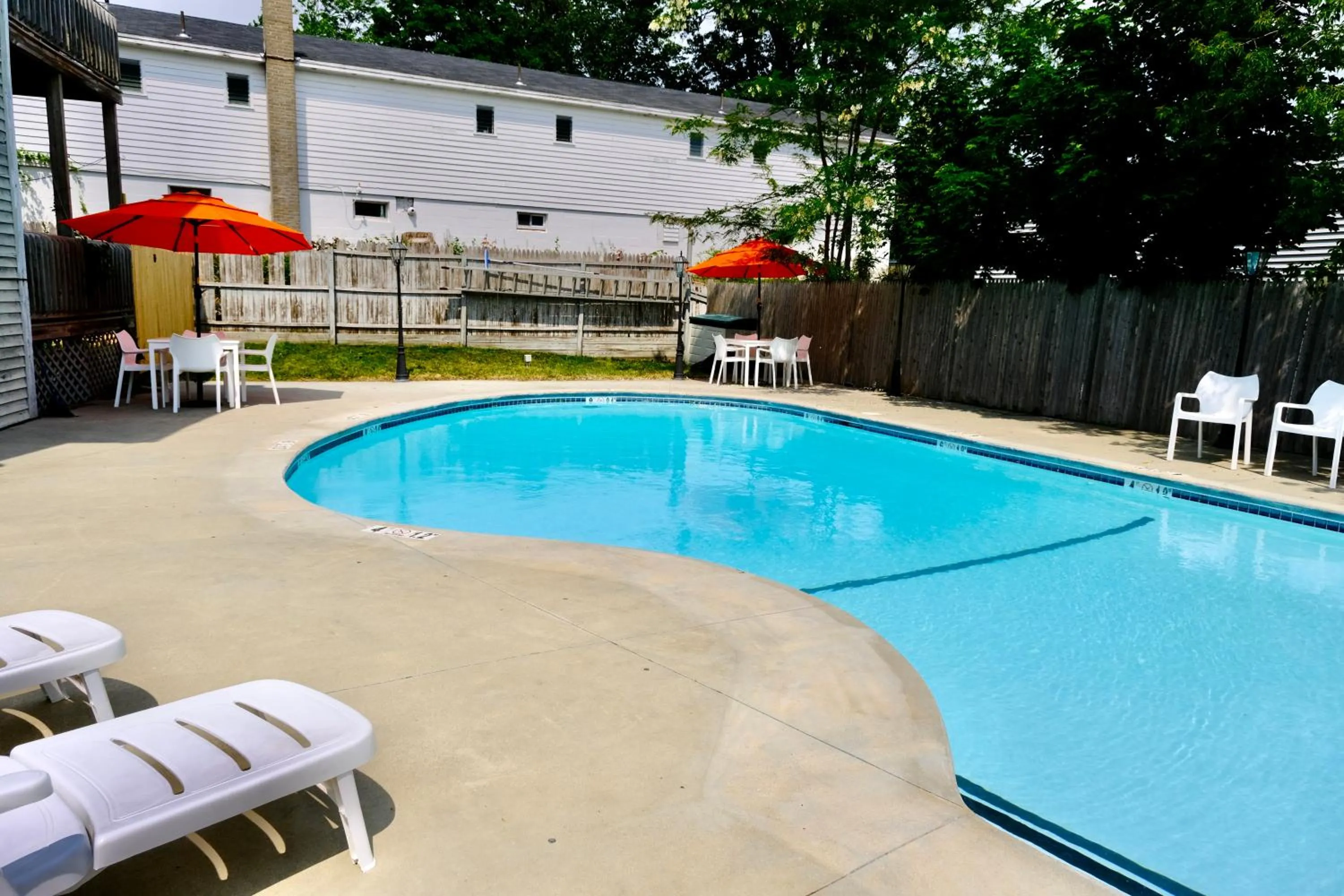 Swimming pool in Dock House Inn