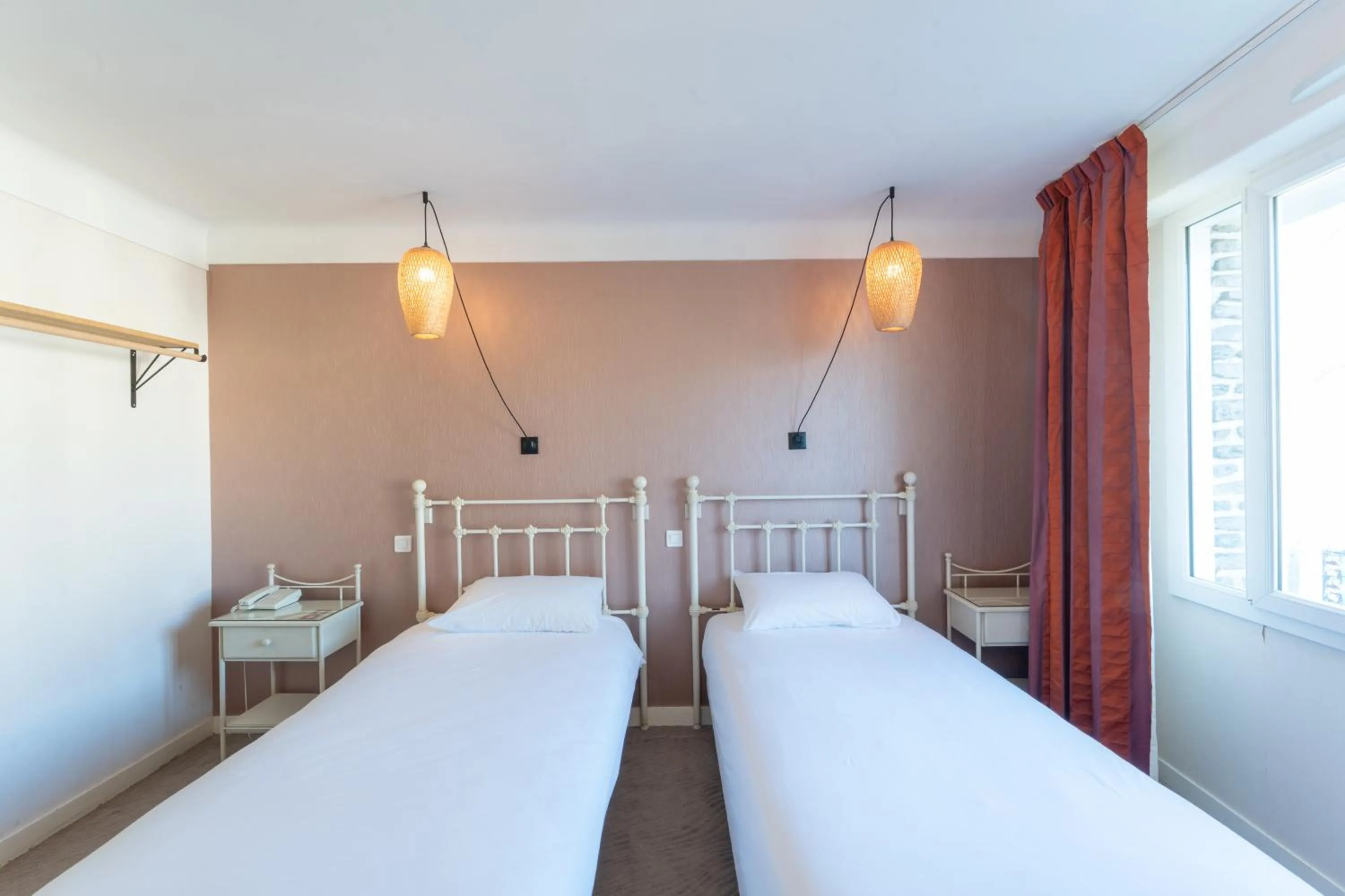 Bedroom, Bed in Grand Hôtel Niort Centre