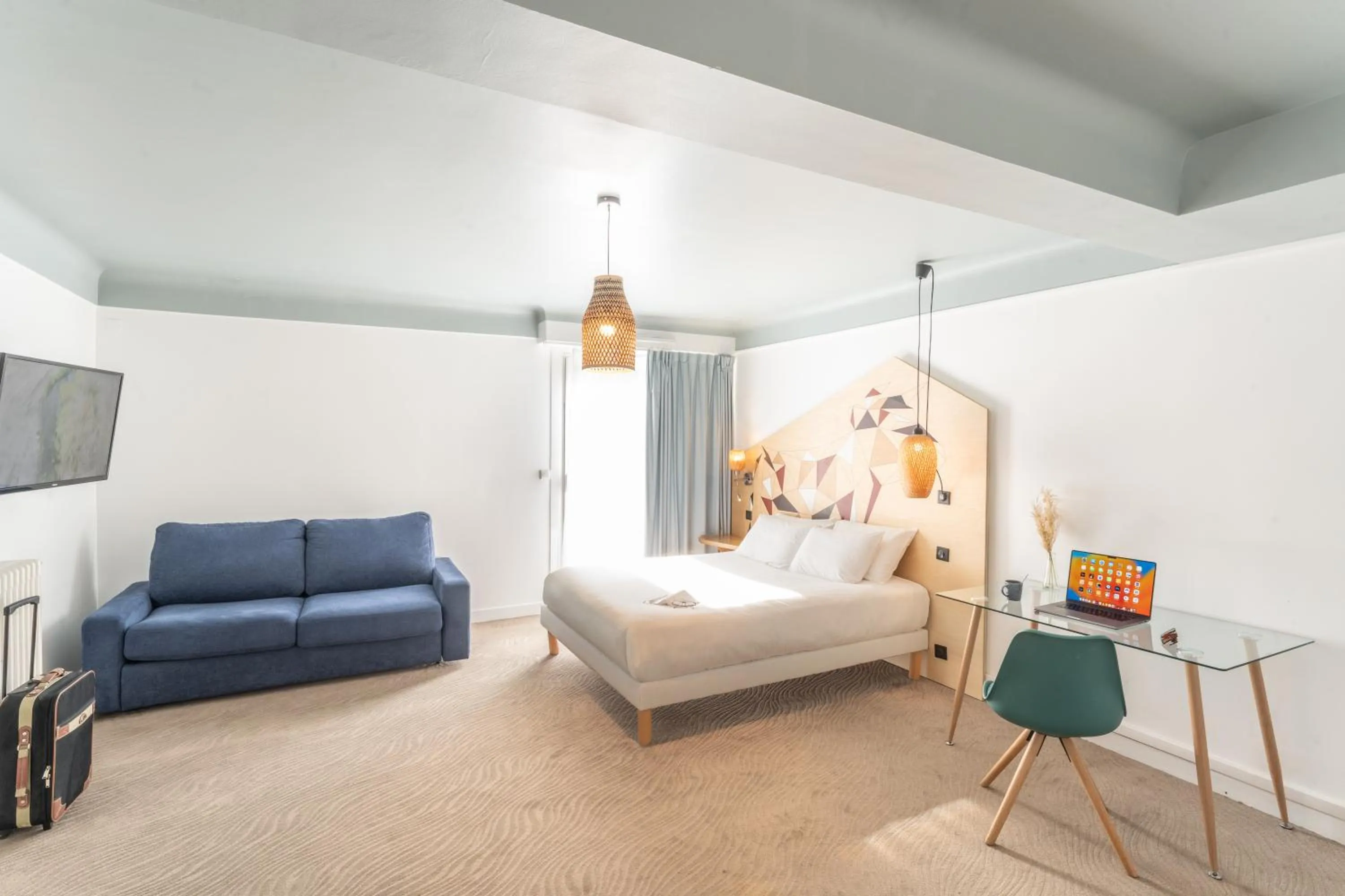 Living room, Bed in Grand Hôtel Niort Centre