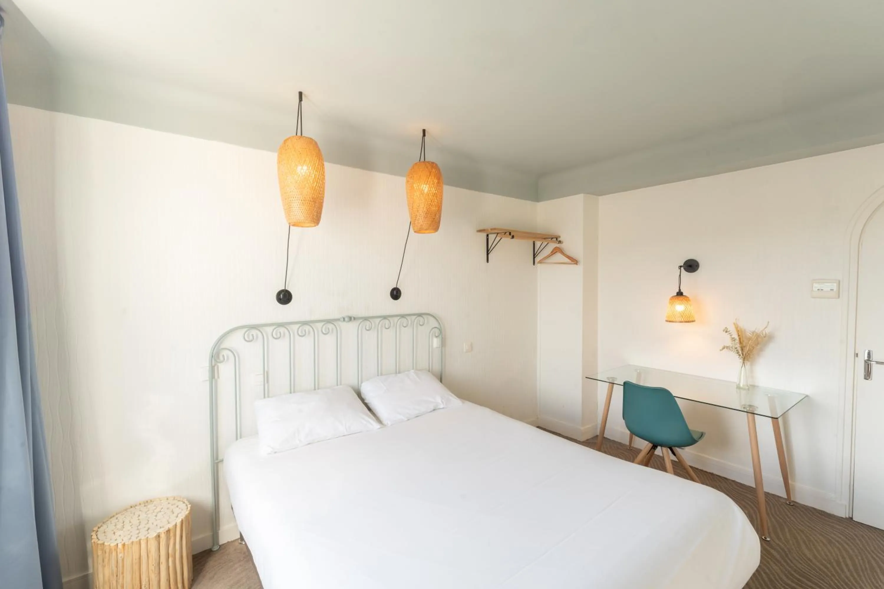 Bedroom, Bed in Grand Hôtel Niort Centre