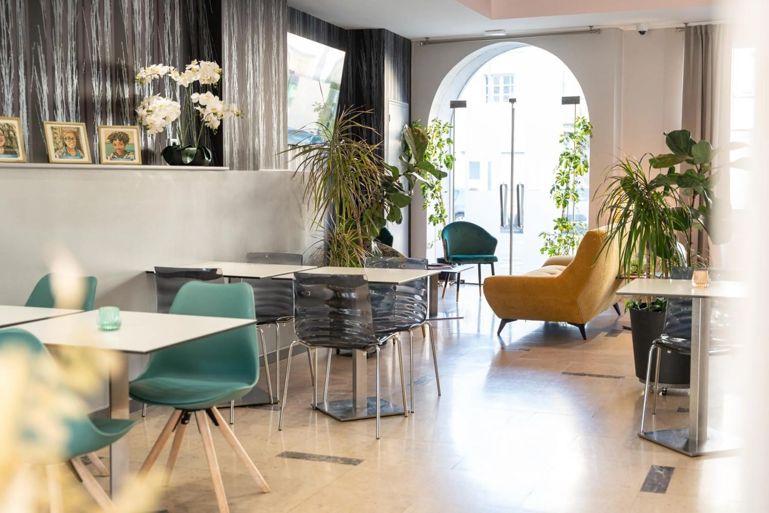 Communal lounge/ TV room in Grand Hôtel Niort Centre