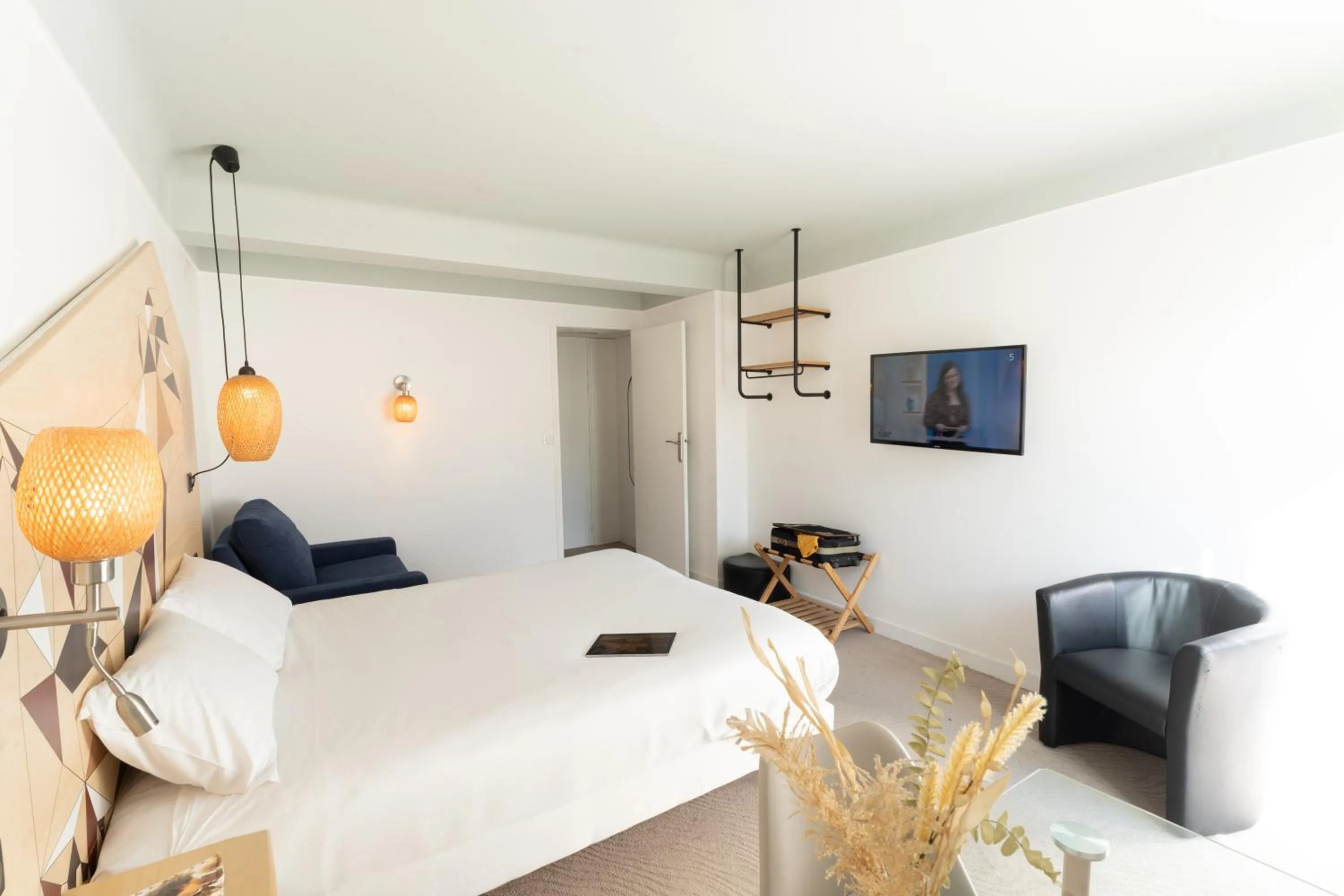 Living room, Bed in Grand Hôtel Niort Centre