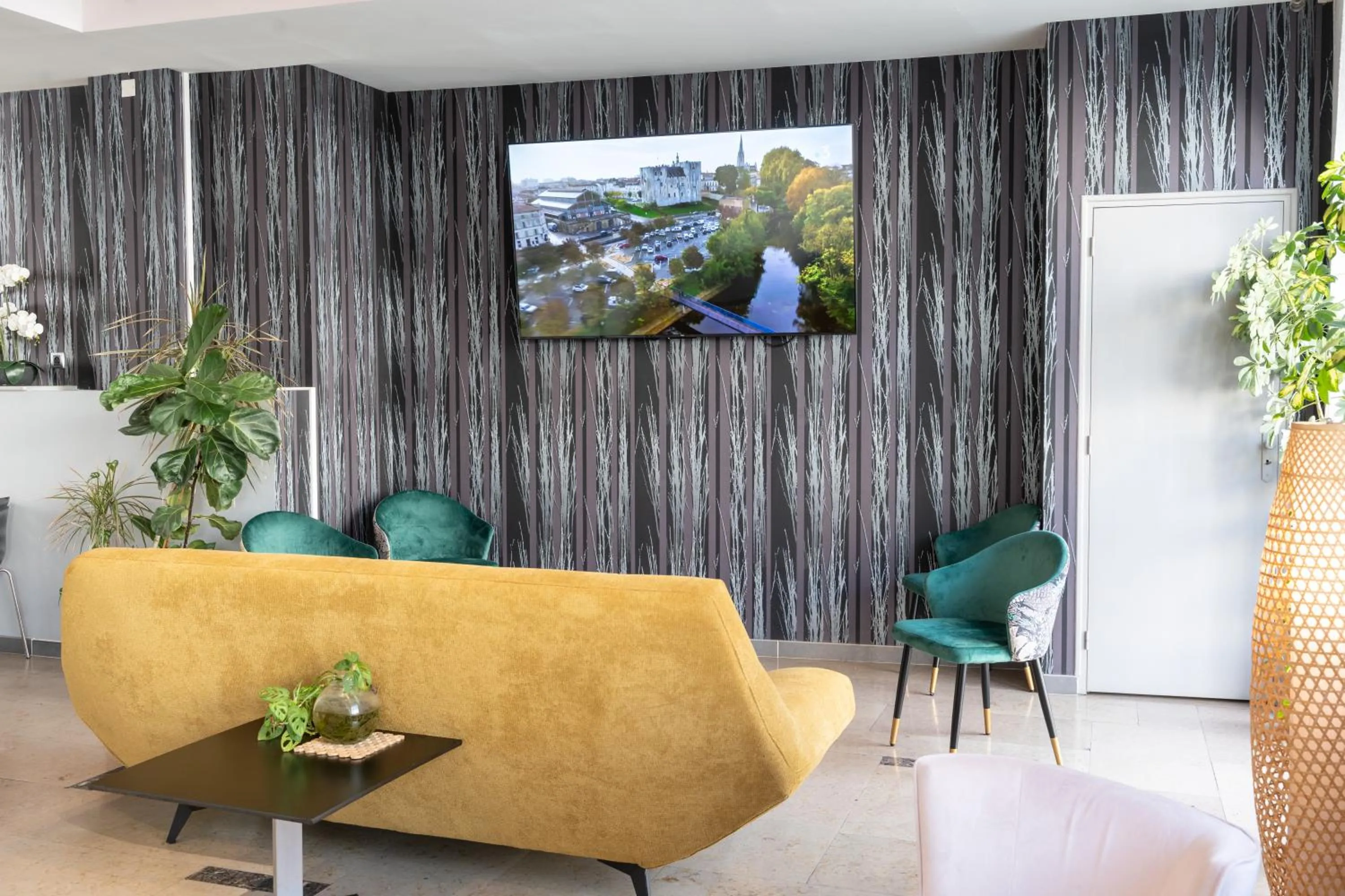 Communal lounge/ TV room in Grand Hôtel Niort Centre