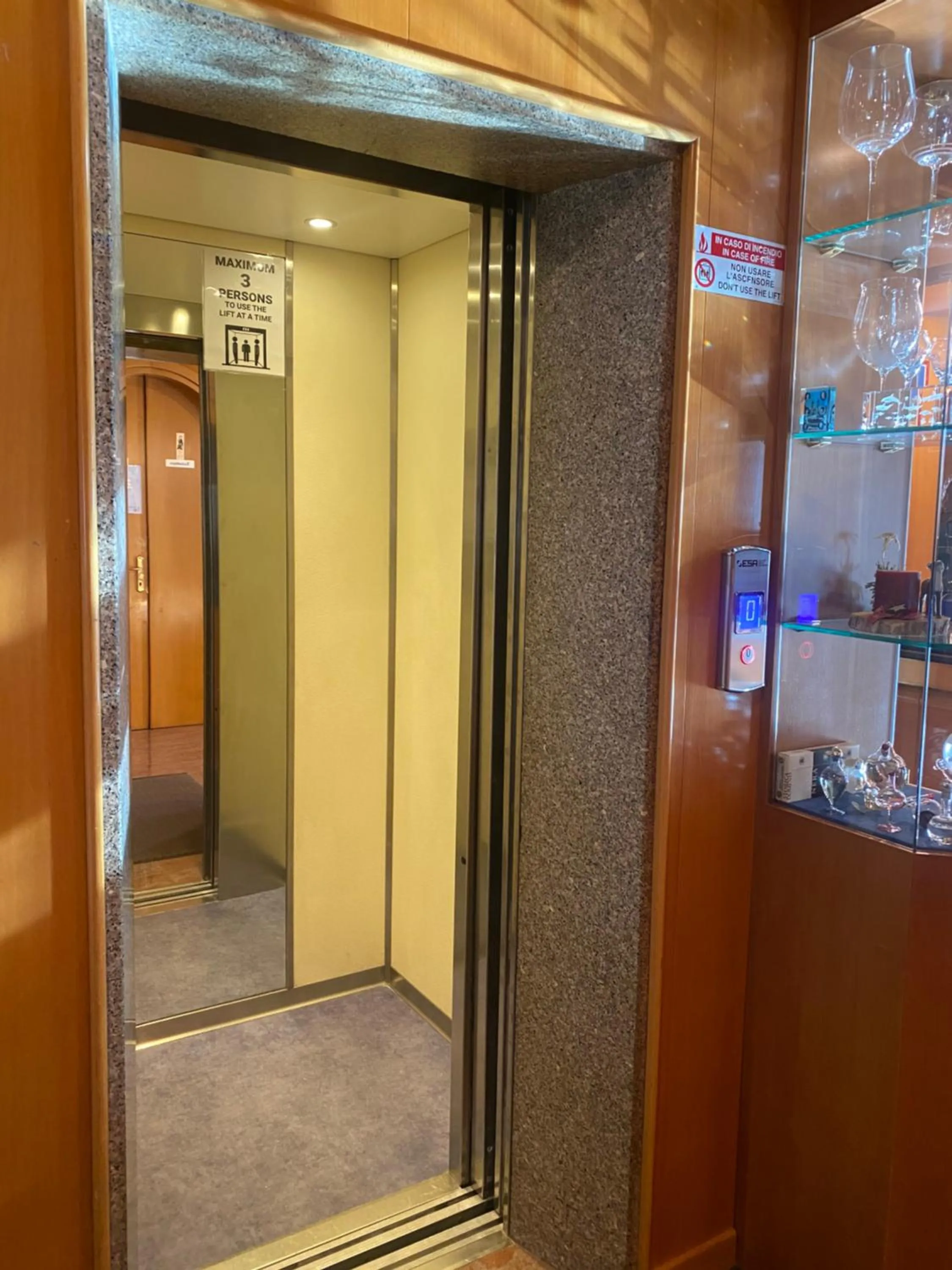 elevator in Hotel International