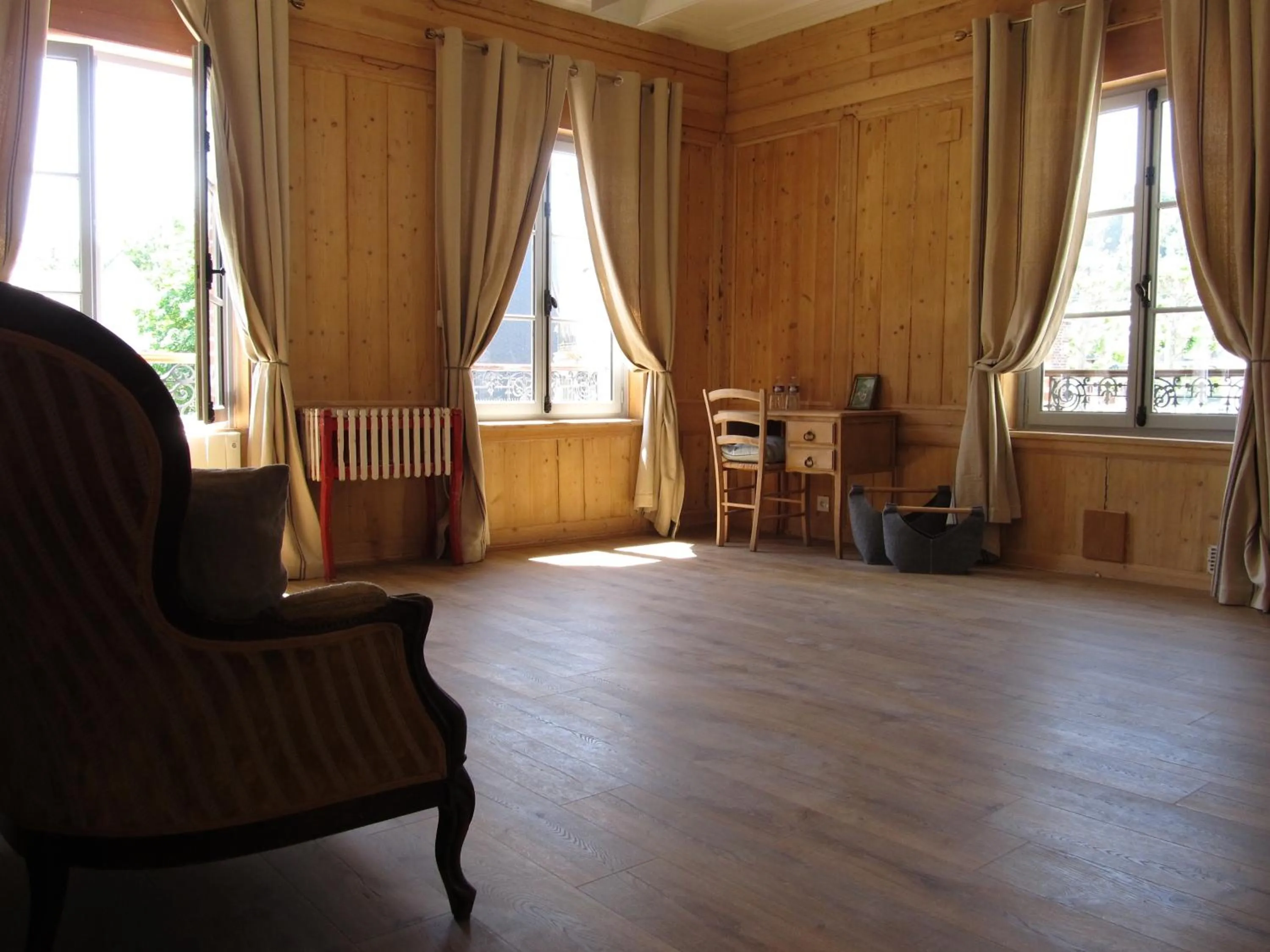 Seating area in A L'ecole Buissonniere