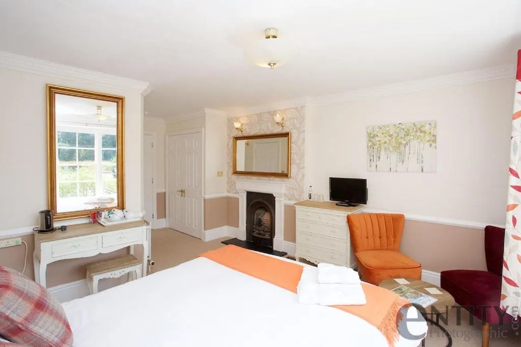 Photo of the whole room, Bed in Woodlands Lodge Hotel