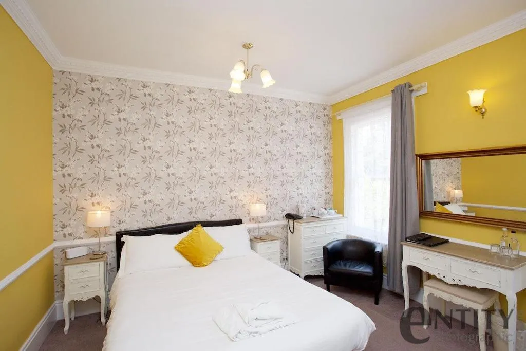 Bedroom, Bed in Woodlands Lodge Hotel