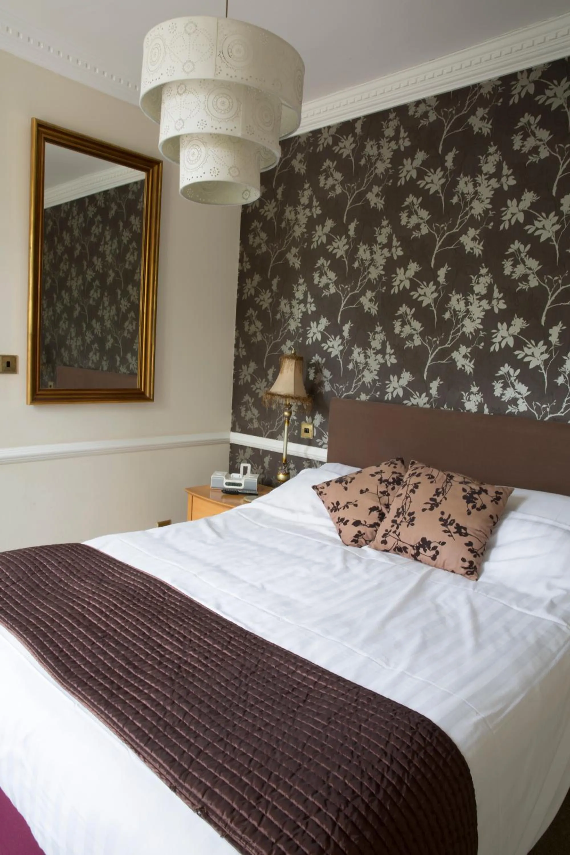 Bedroom, Bed in Woodlands Lodge Hotel