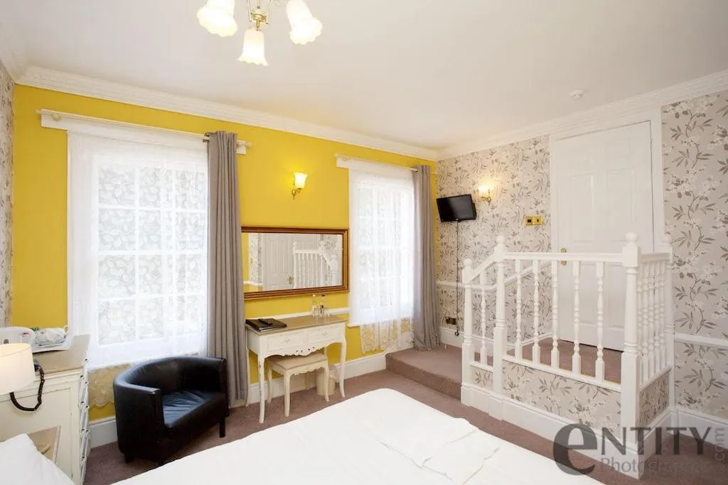 Bedroom, Bed in Woodlands Lodge Hotel