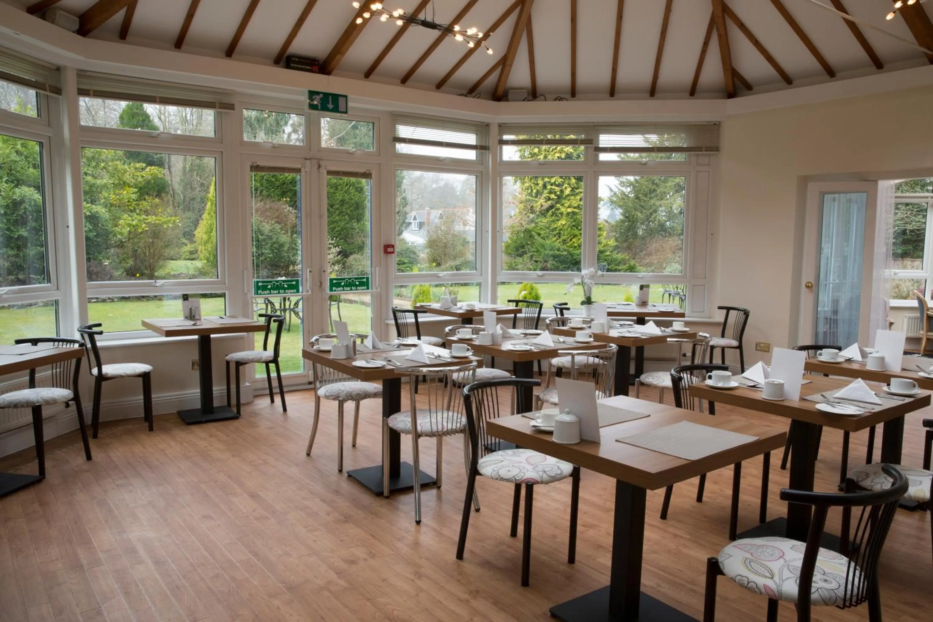 Restaurant/places to eat in Woodlands Lodge Hotel