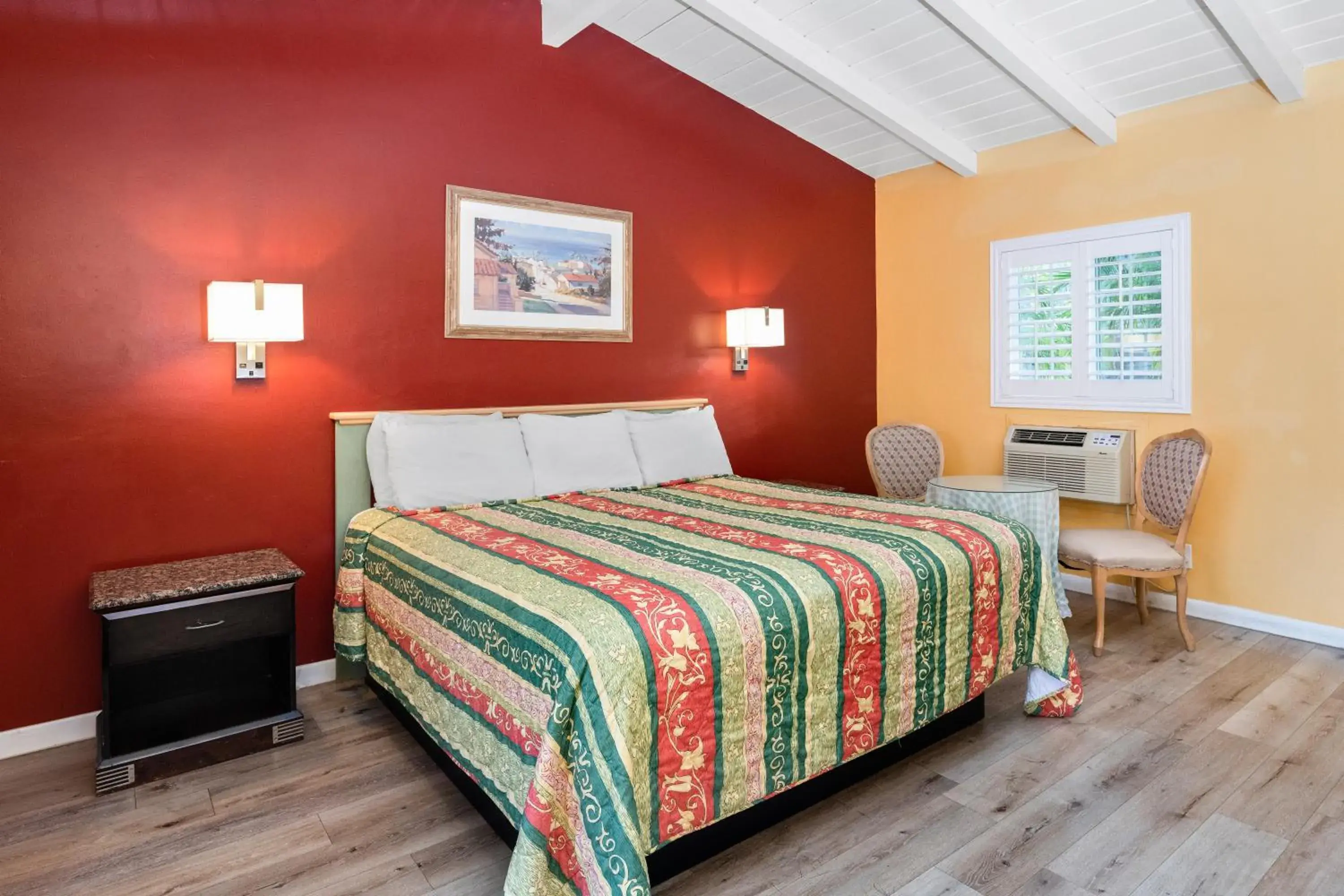 Deluxe King Room in Fallbrook Country Inn Deluxe King Room in Fallbrook Country Inn