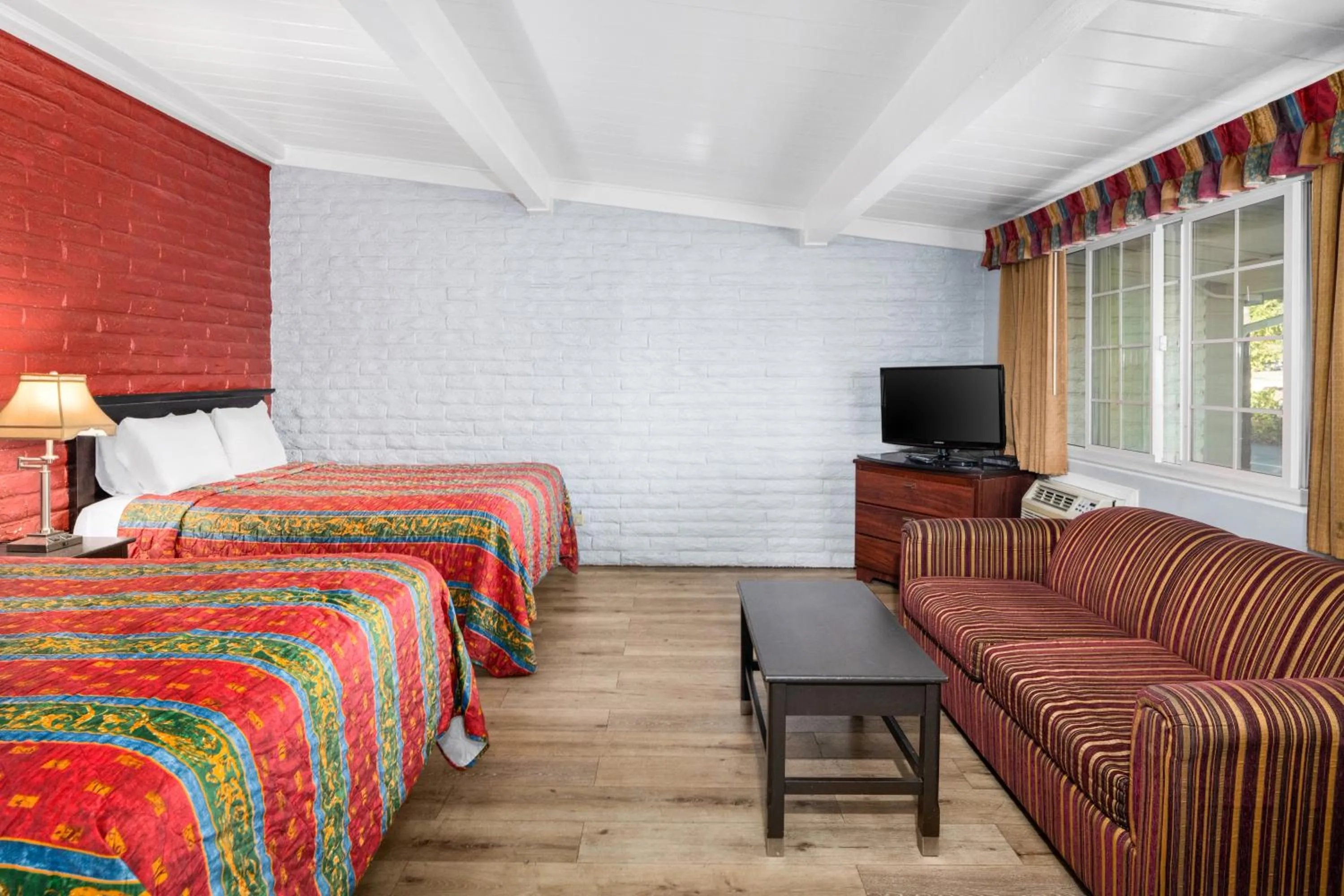 Bed in Fallbrook Country Inn