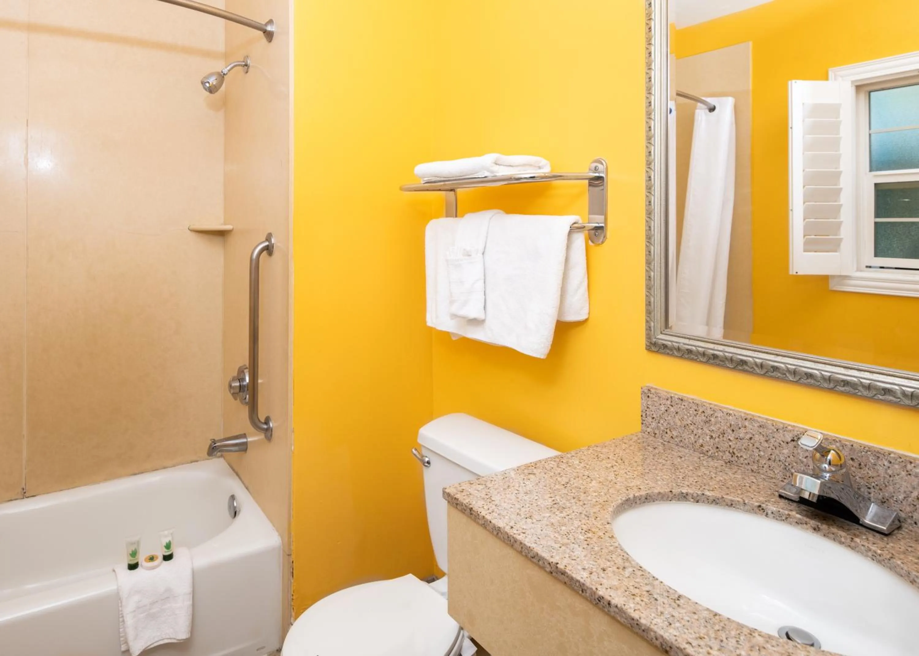 Shower in Fallbrook Country Inn