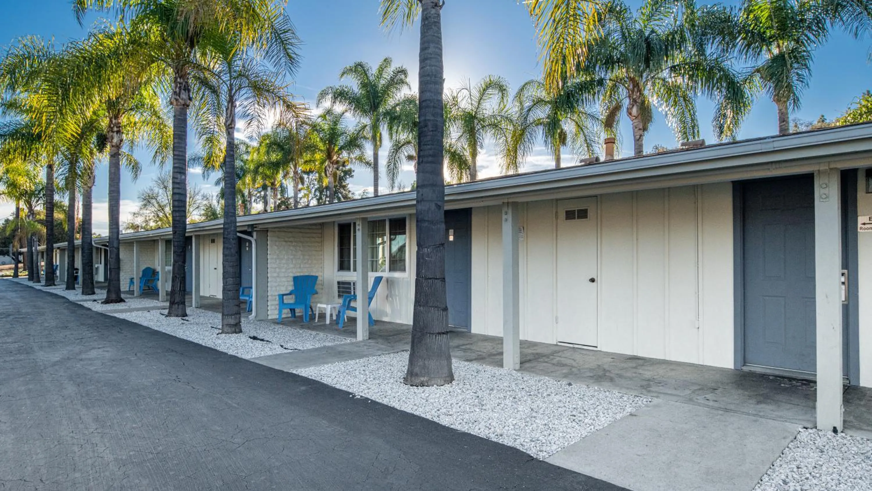 Property building in Fallbrook Country Inn