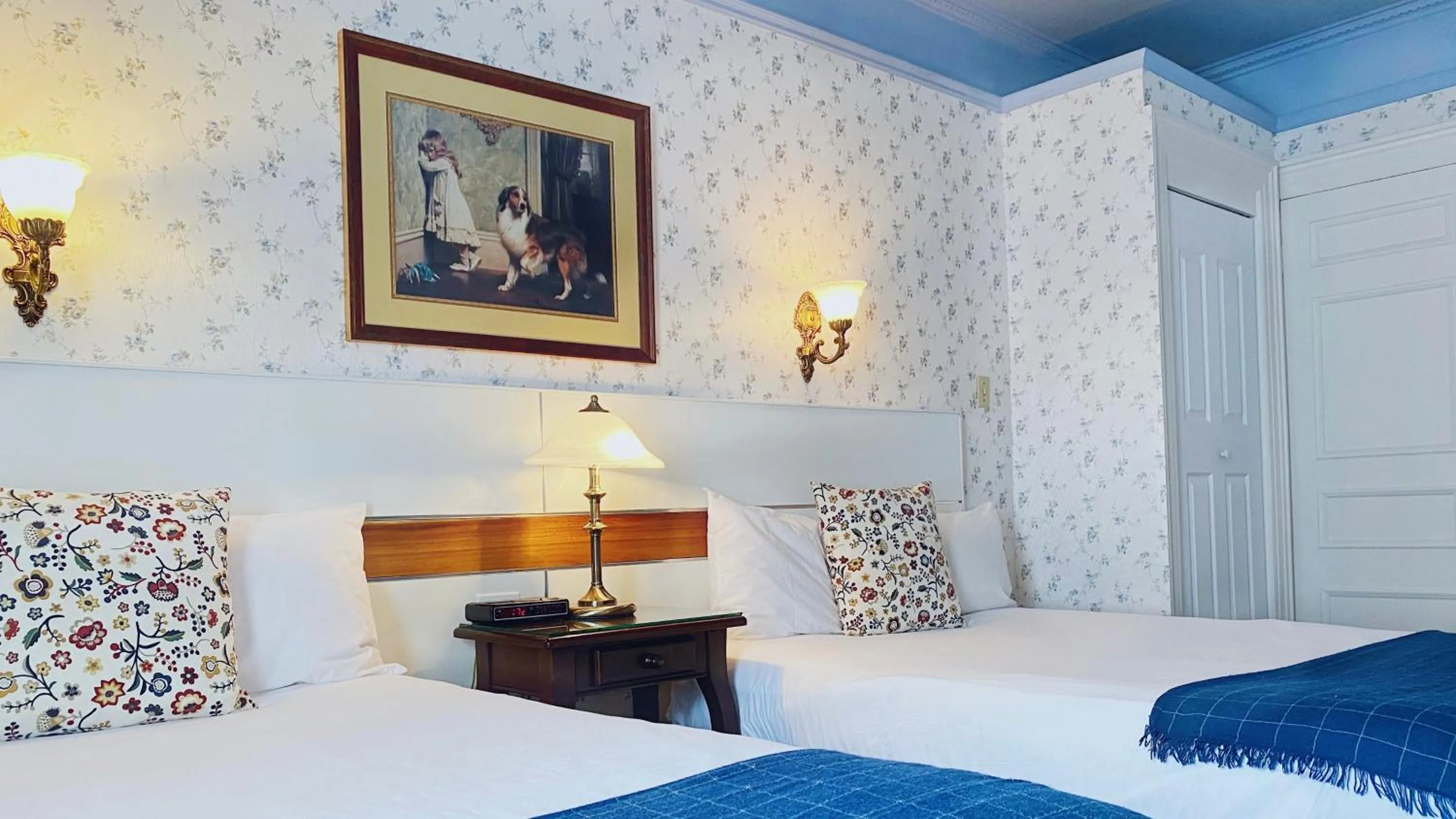 Bed in Le Chateau de Pierre - Par Aneyro