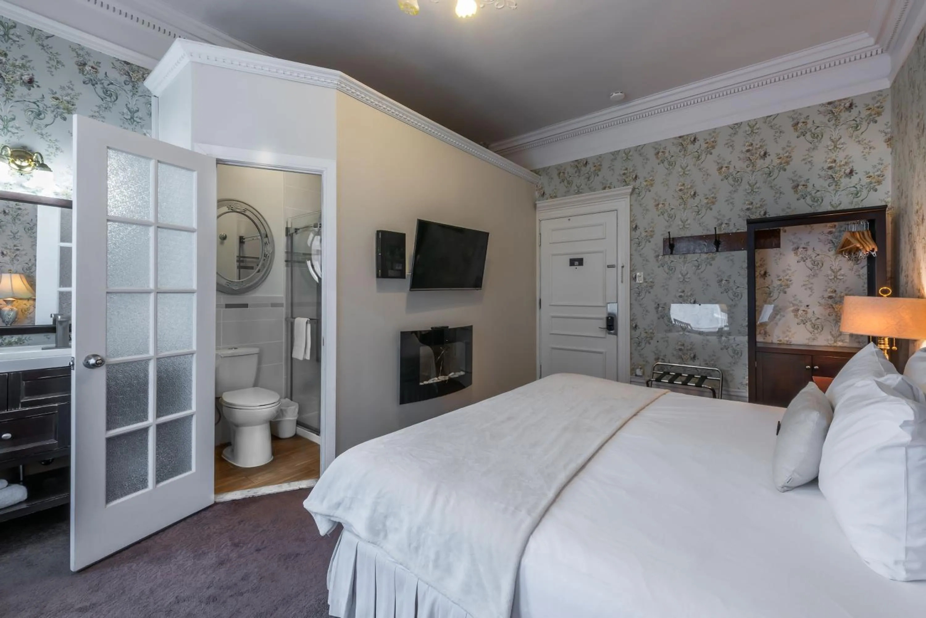 Bedroom, Bed in Le Chateau de Pierre - Par Aneyro