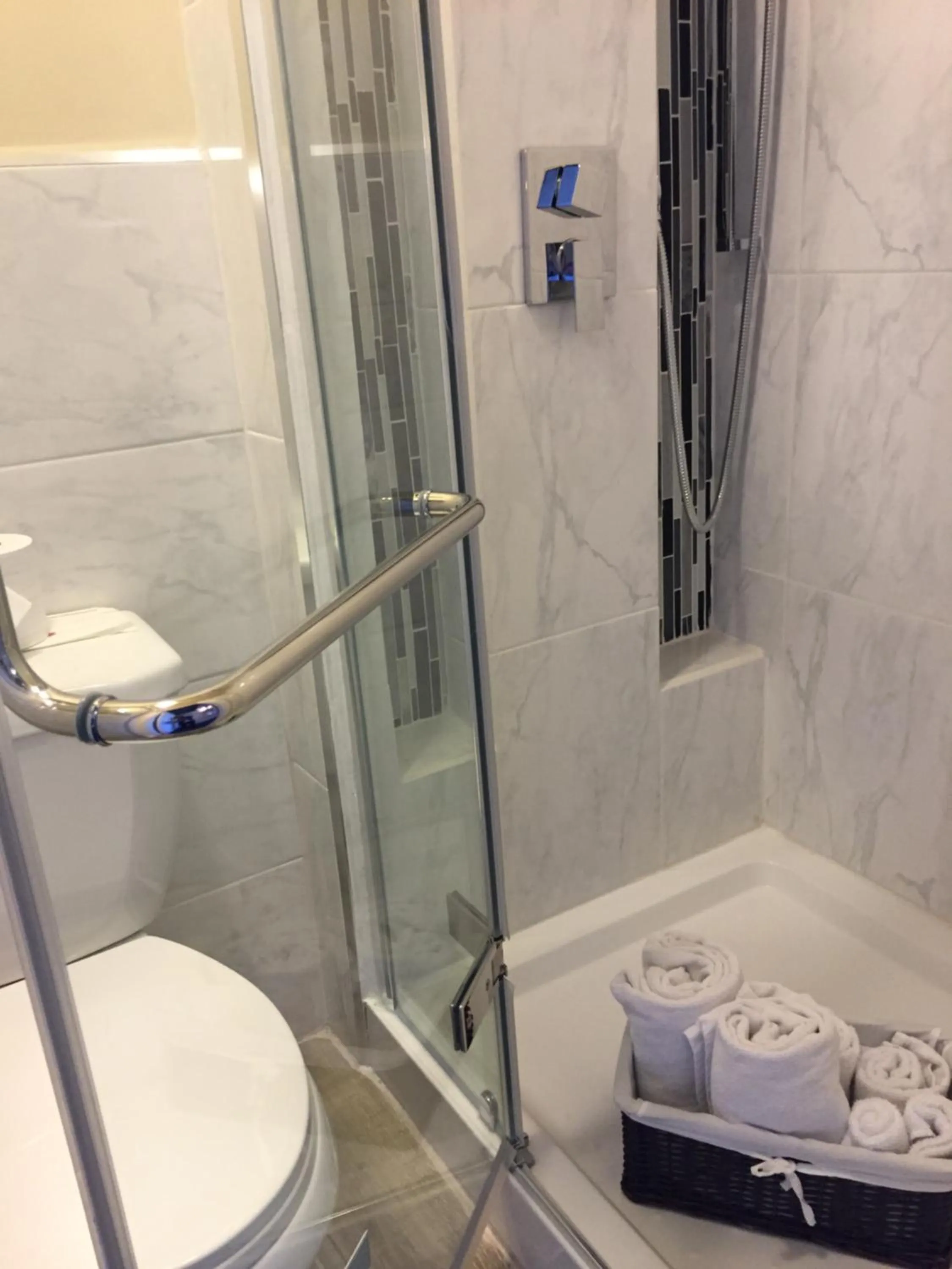 Shower in Le Chateau de Pierre - Par Aneyro