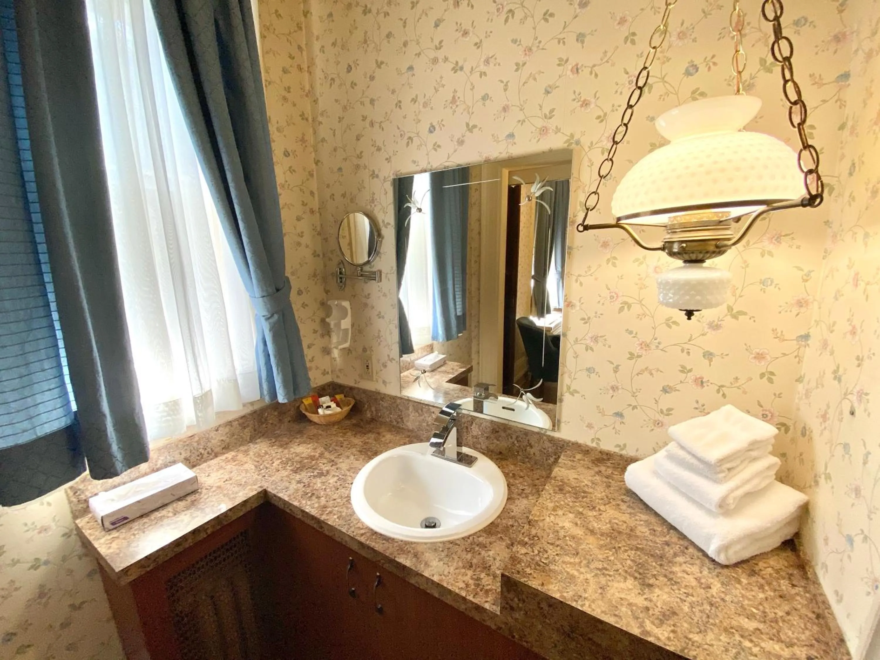 Bathroom in Le Chateau de Pierre - Par Aneyro