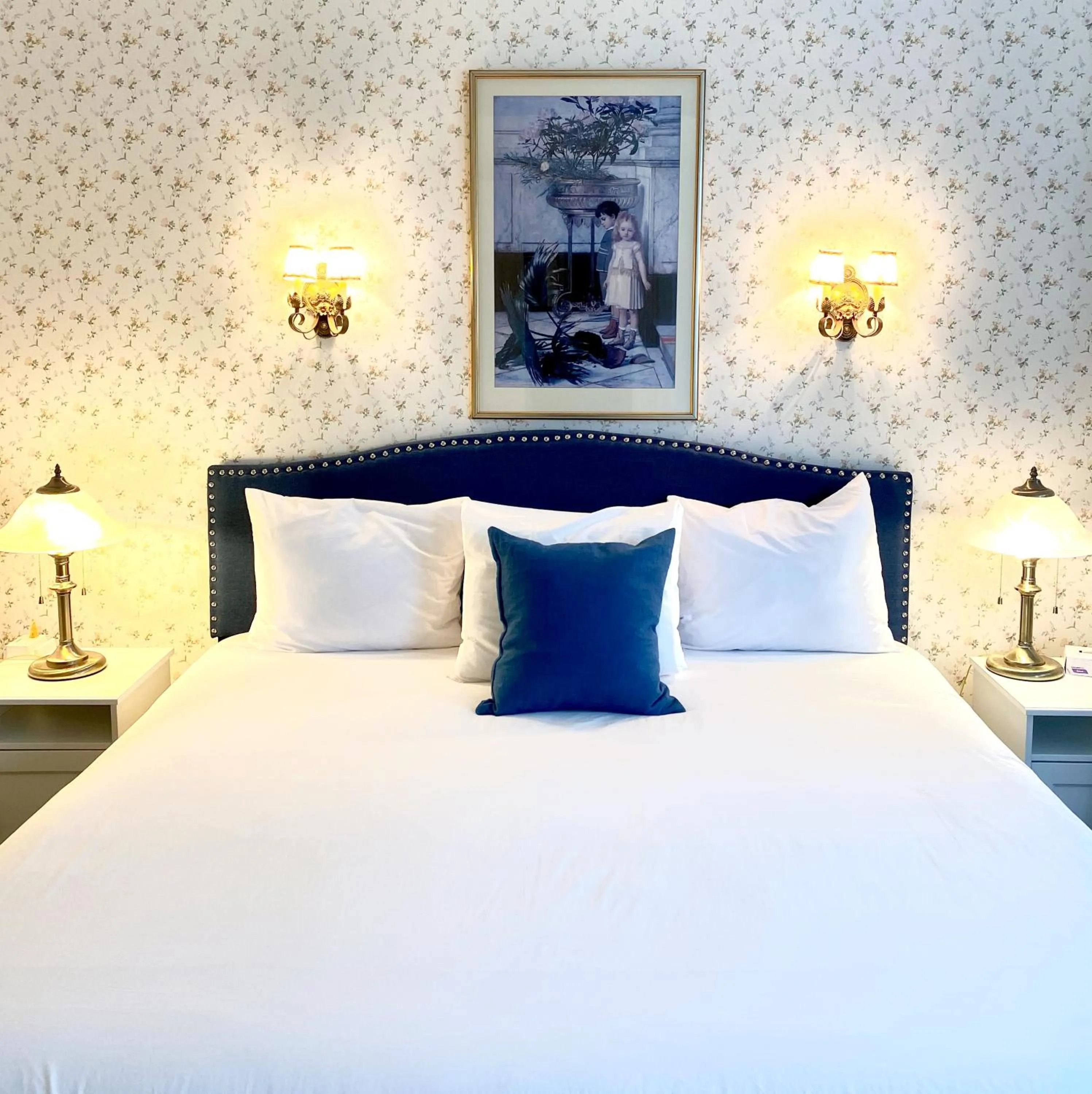 Bed in Le Chateau de Pierre - Par Aneyro