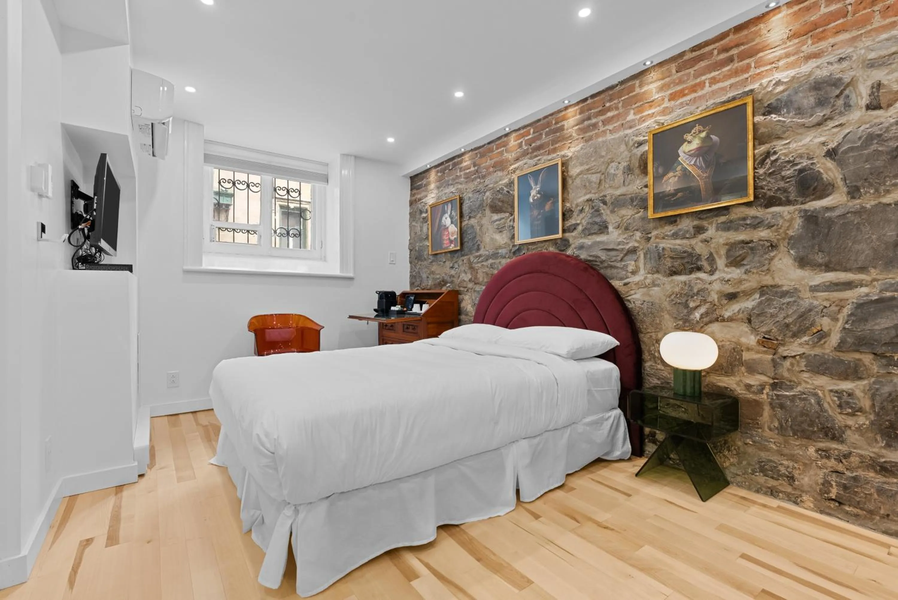 Bed in Le Chateau de Pierre - Par Aneyro