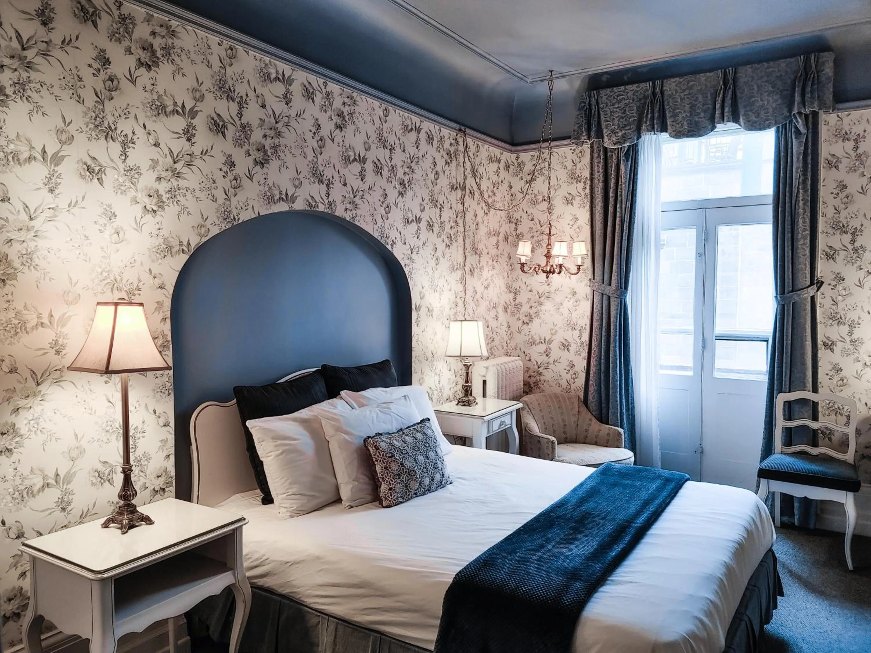 Patio, Bed in Le Chateau de Pierre - Par Aneyro