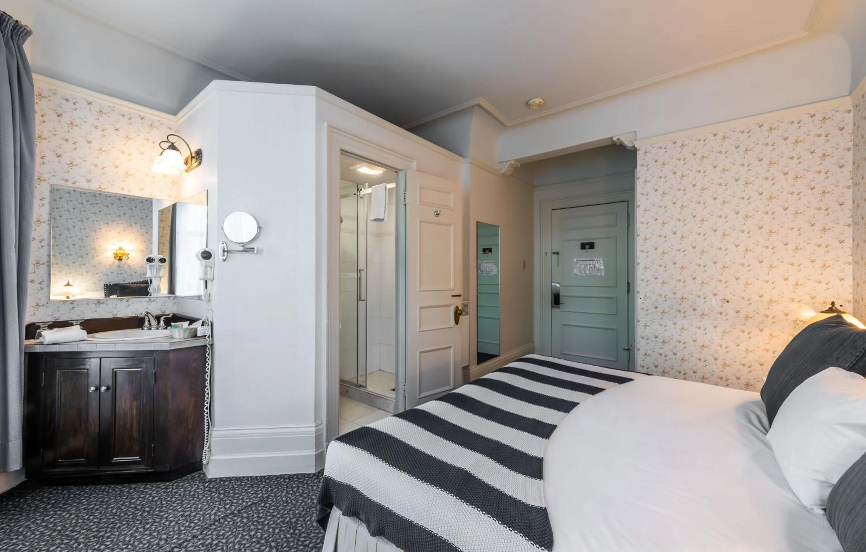 Bedroom, Bed in Le Chateau de Pierre - Par Aneyro