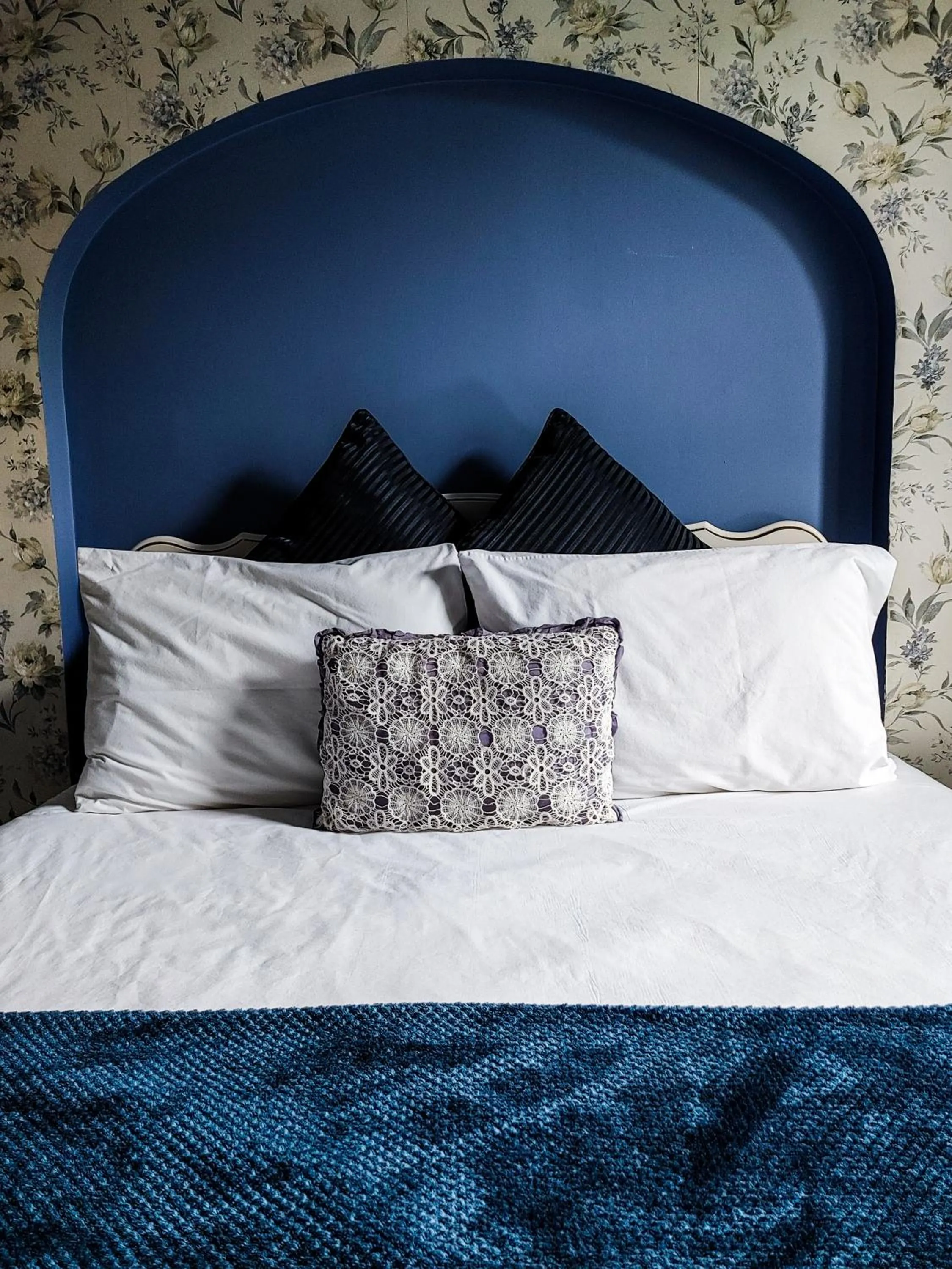 Bed in Le Chateau de Pierre - Par Aneyro