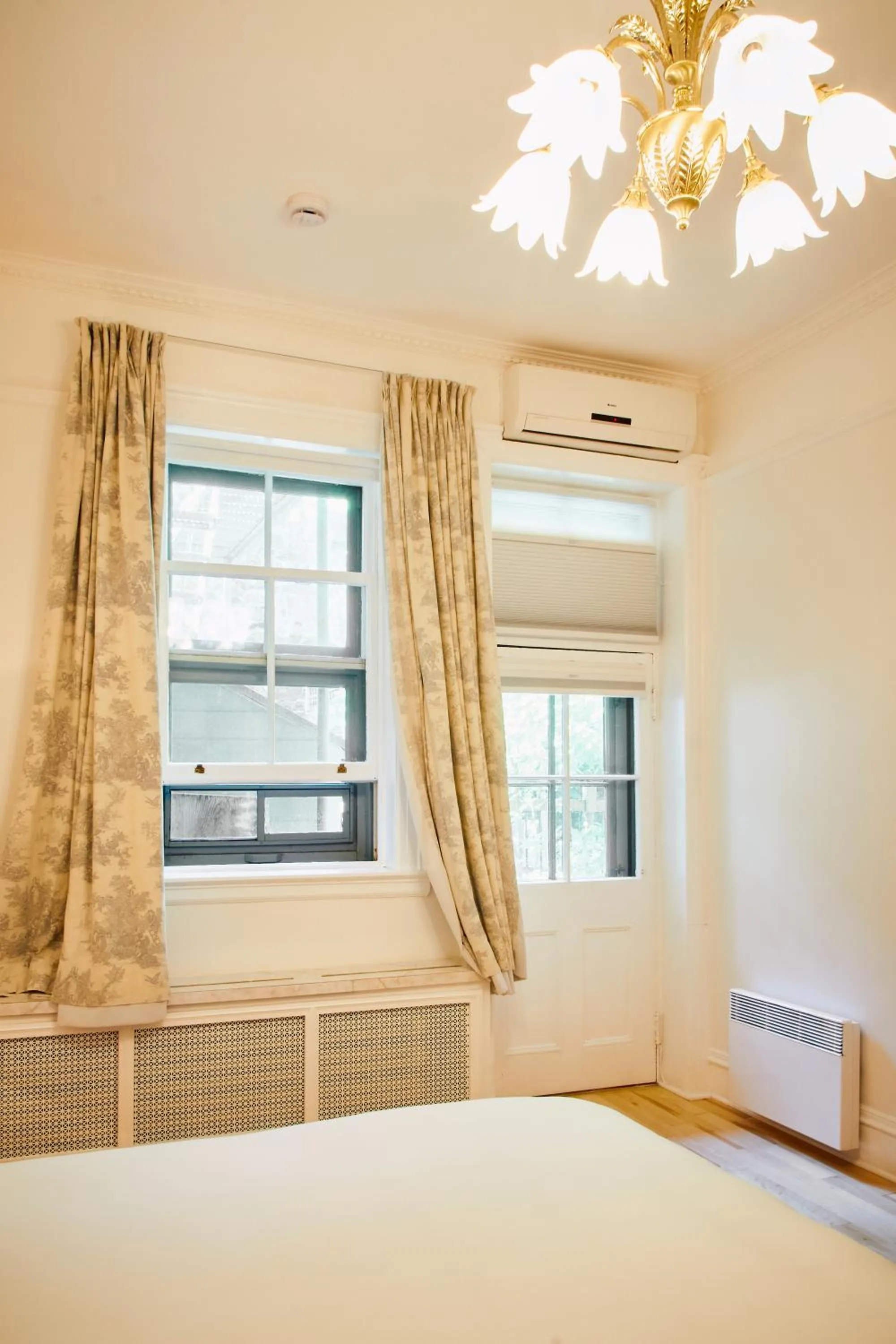 Bed in Le Chateau de Pierre - Par Aneyro