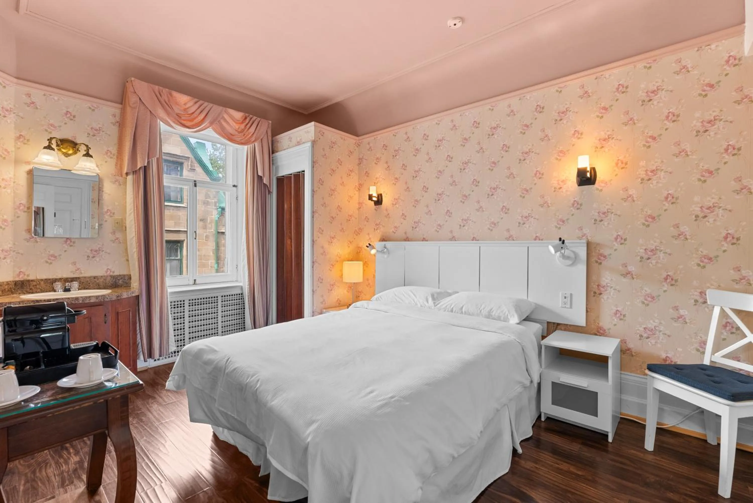 Bed in Le Chateau de Pierre - Par Aneyro