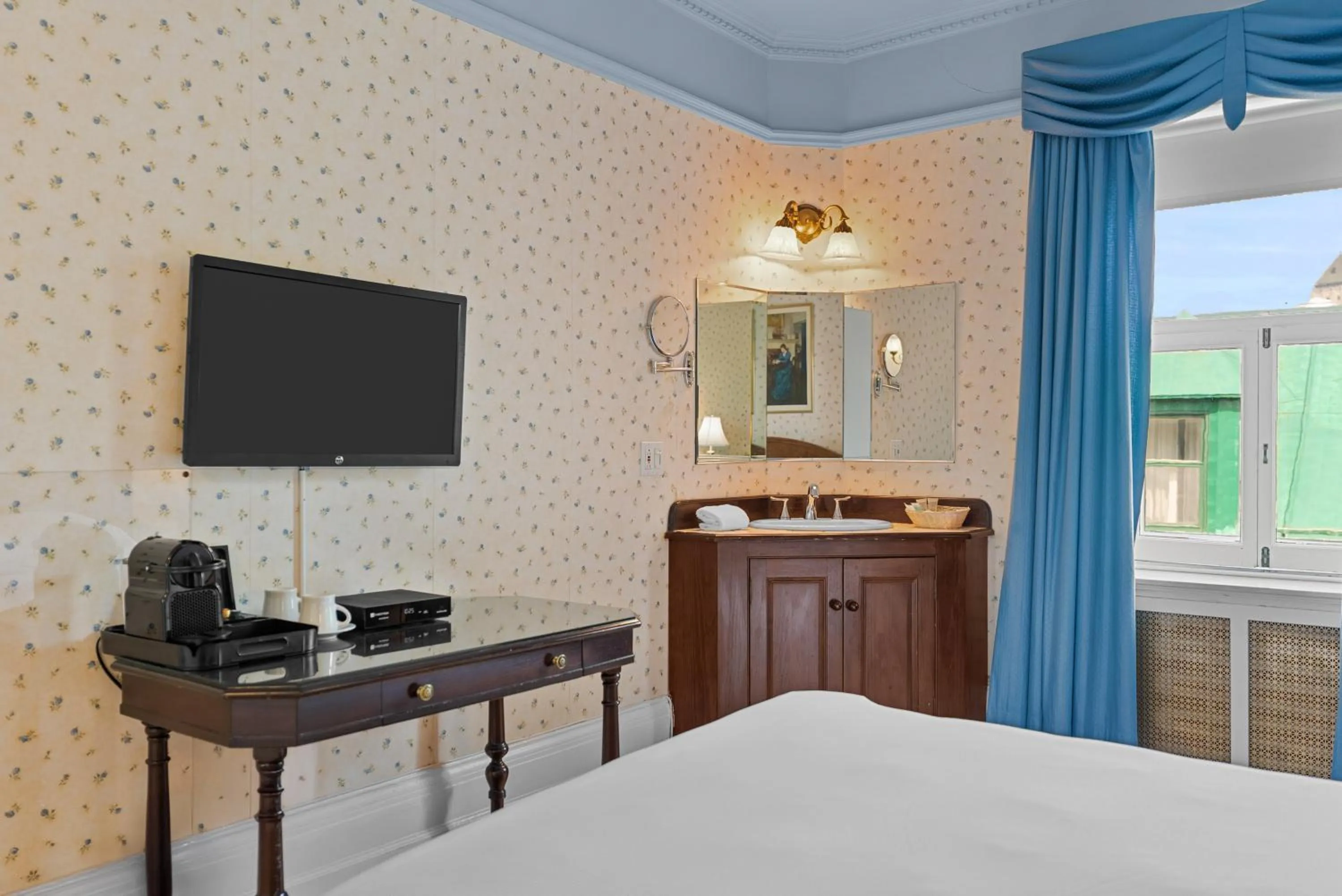 Bed in Le Chateau de Pierre - Par Aneyro