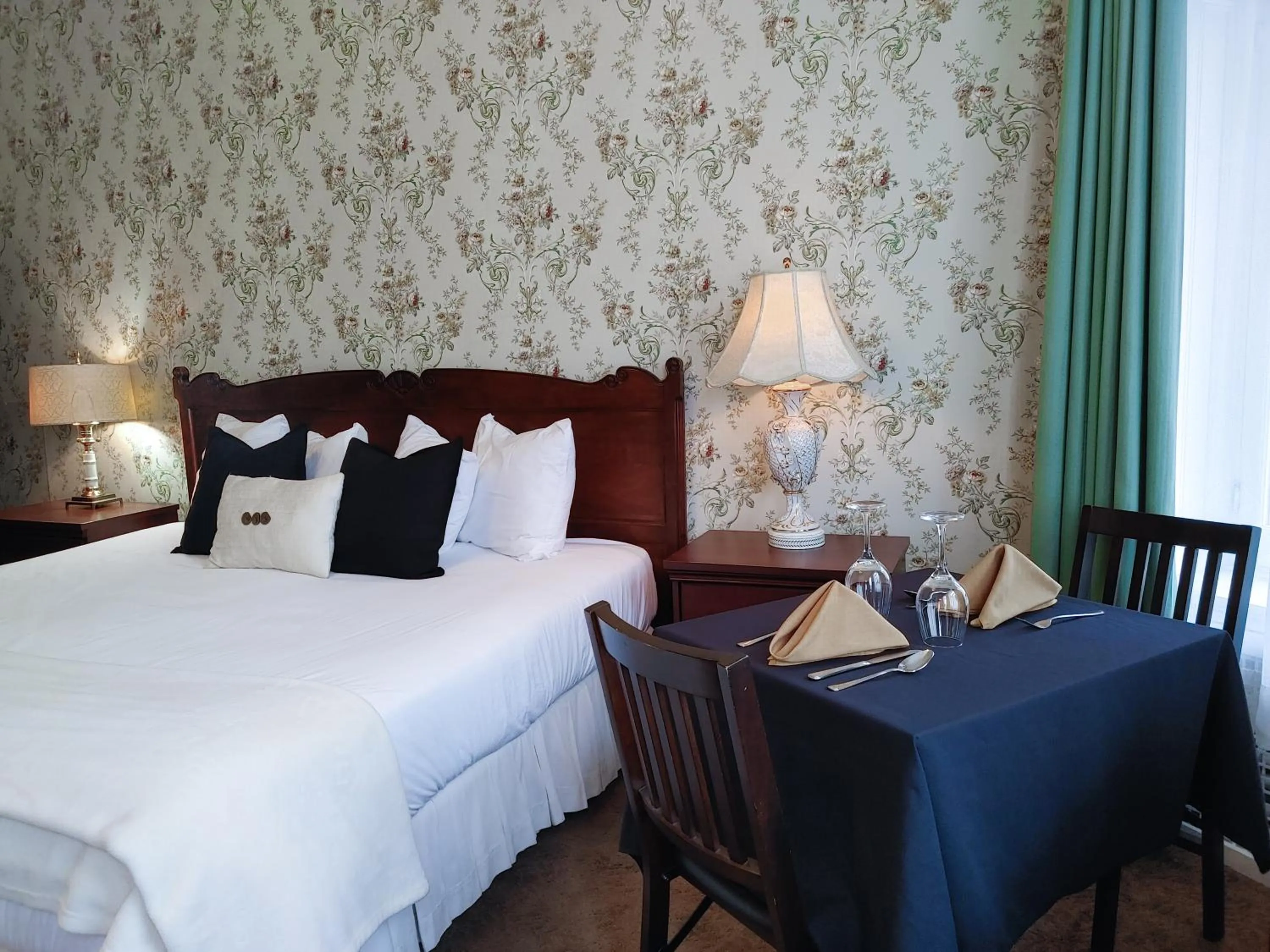 Bed in Le Chateau de Pierre - Par Aneyro