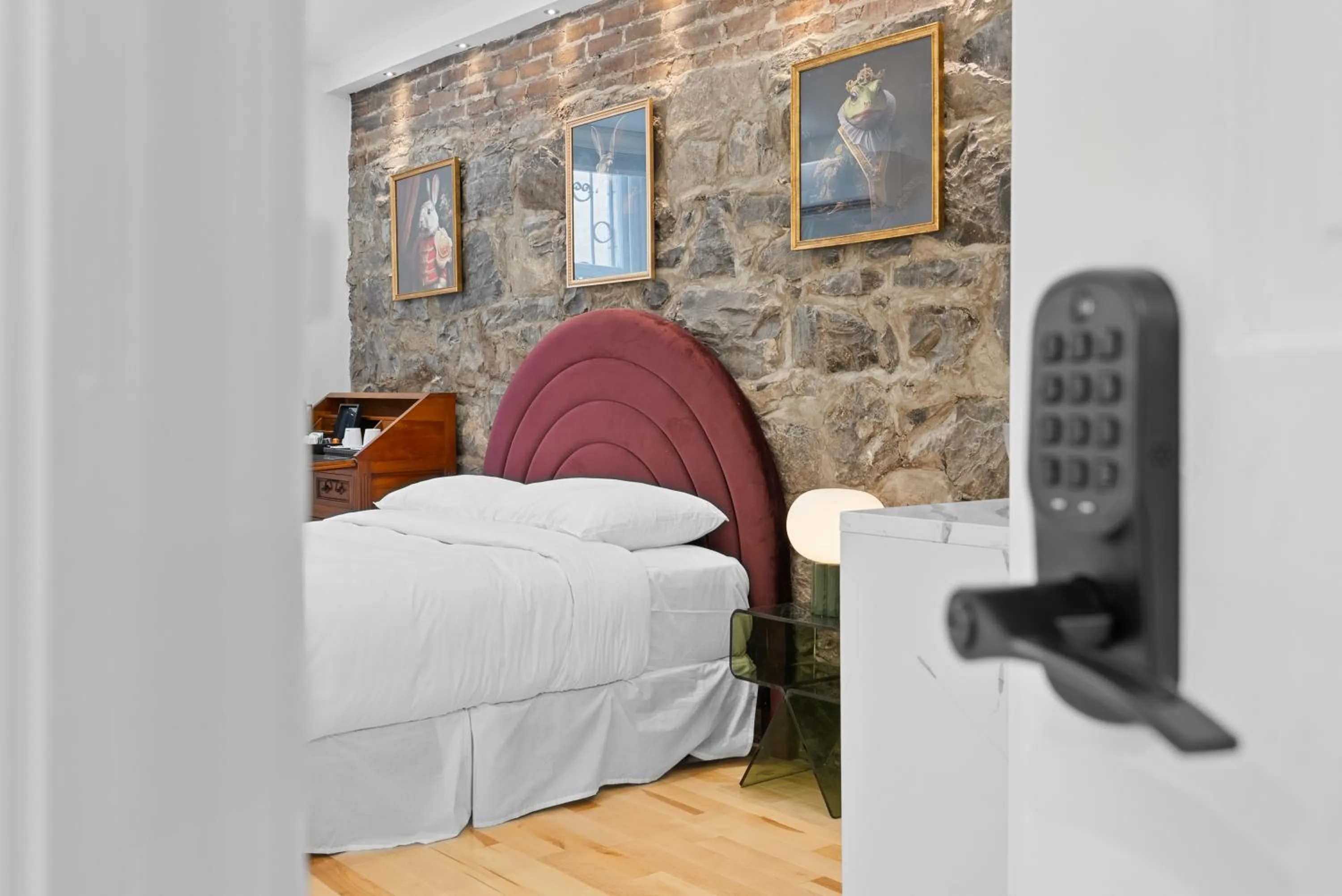 Bed in Le Chateau de Pierre - Par Aneyro