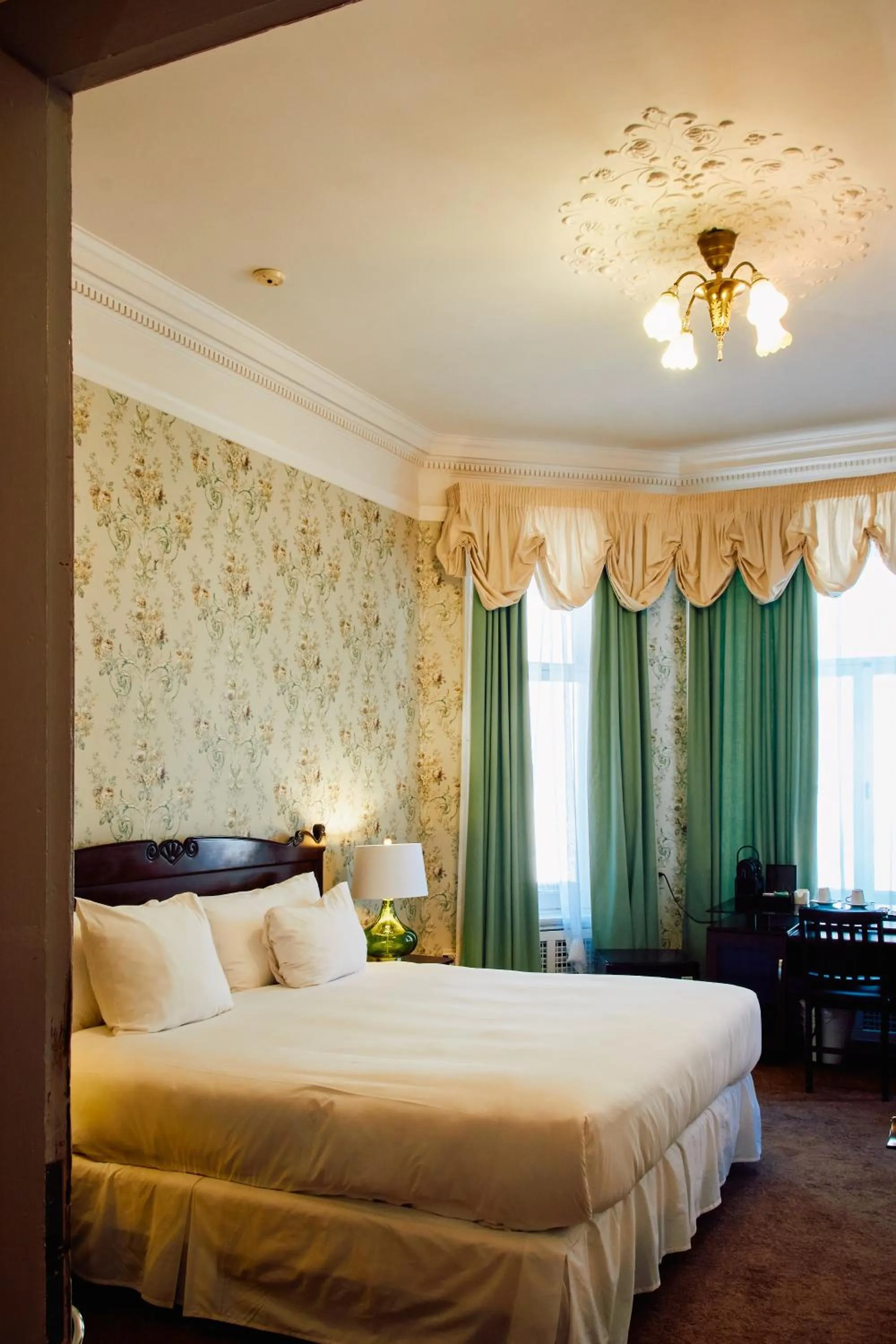 Bed in Le Chateau de Pierre - Par Aneyro