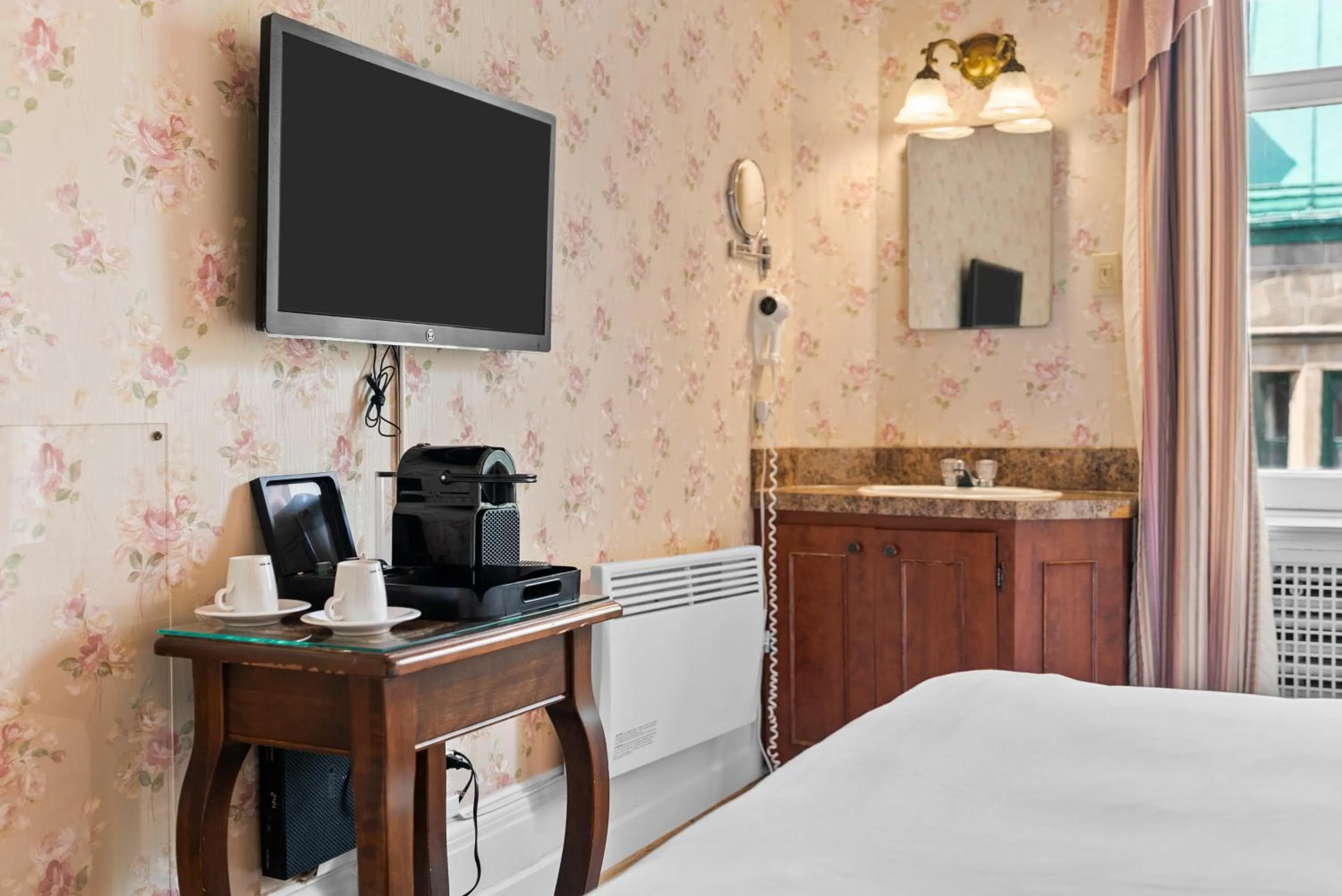 Bed in Le Chateau de Pierre - Par Aneyro