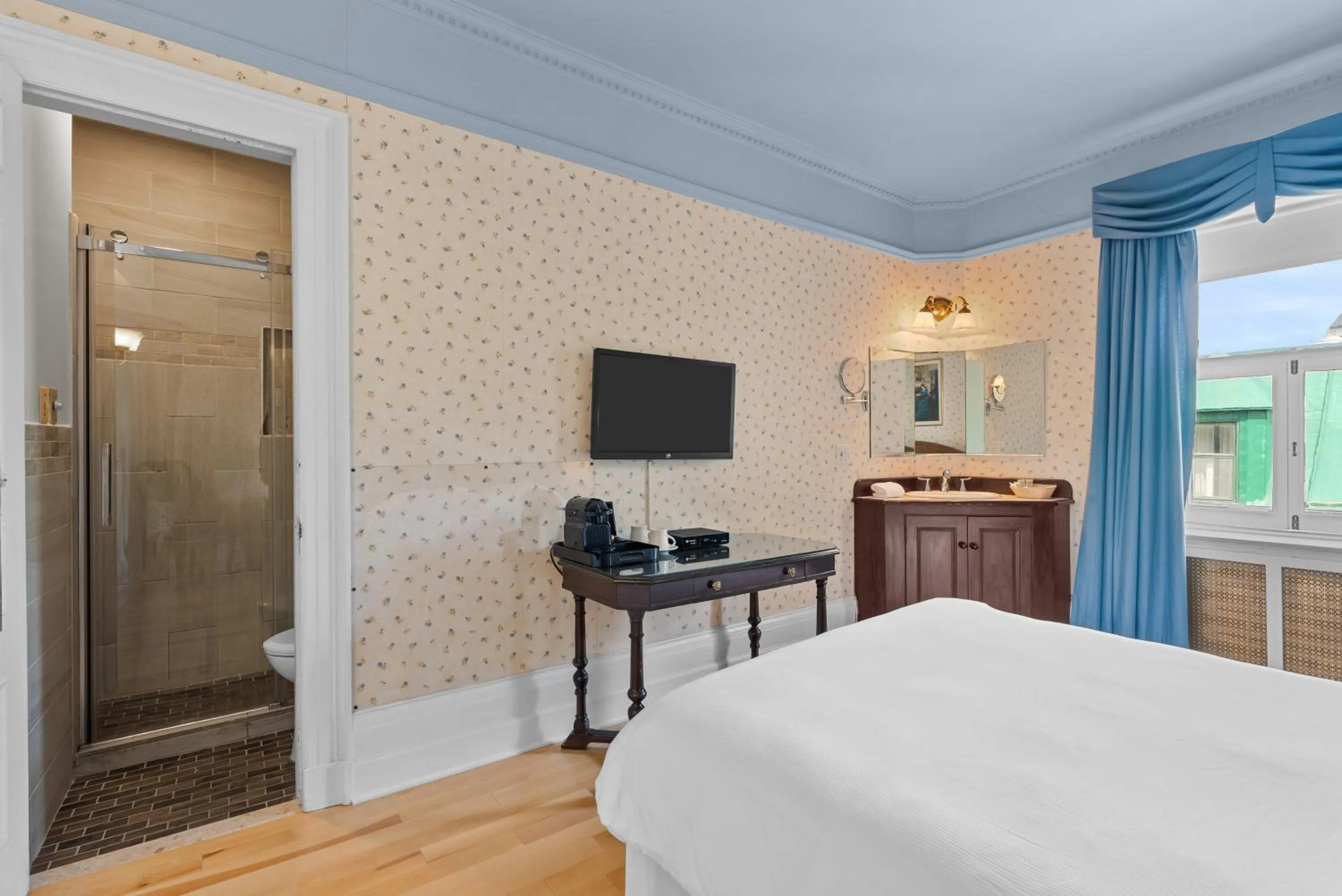 Bed in Le Chateau de Pierre - Par Aneyro