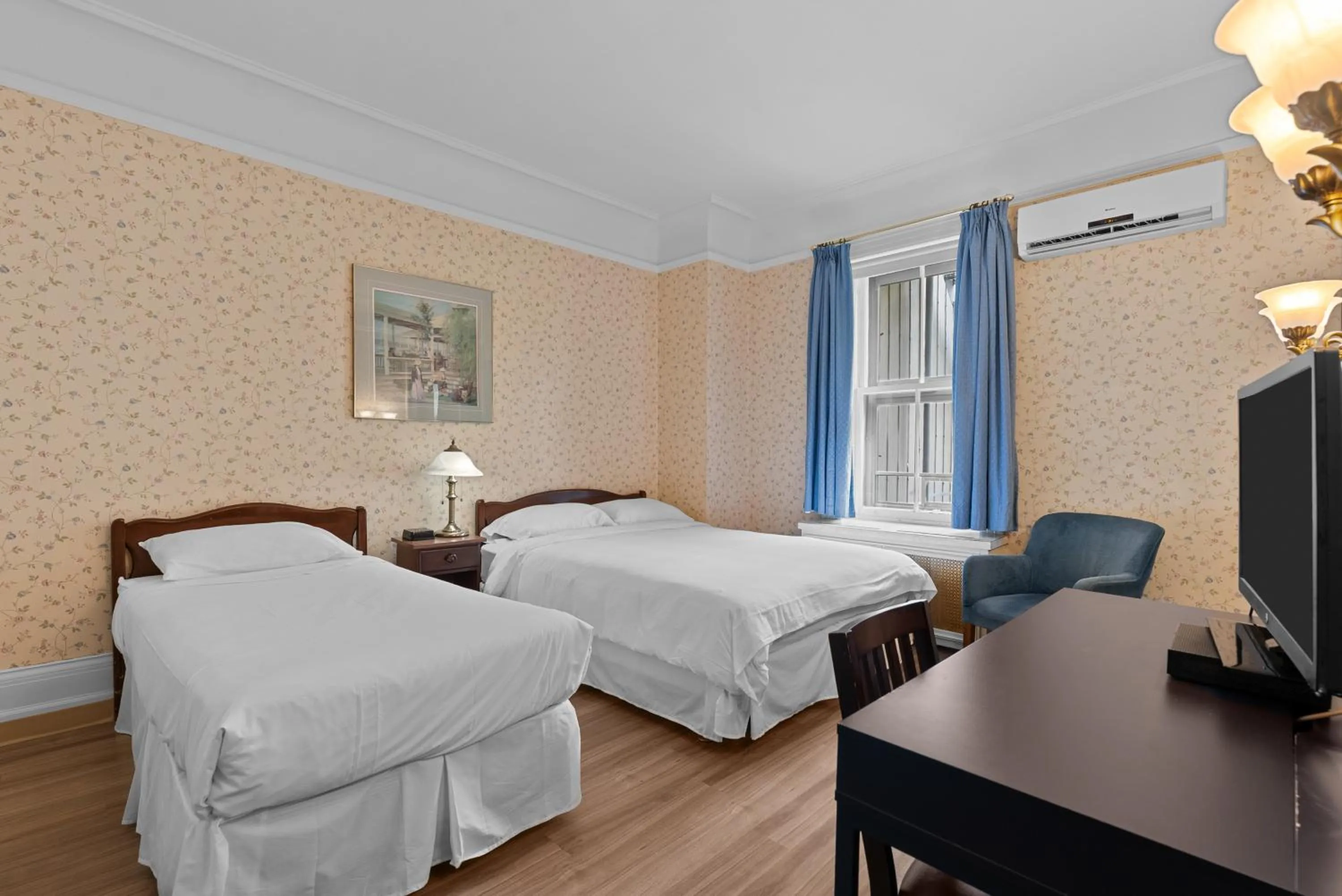 Bed in Le Chateau de Pierre - Par Aneyro