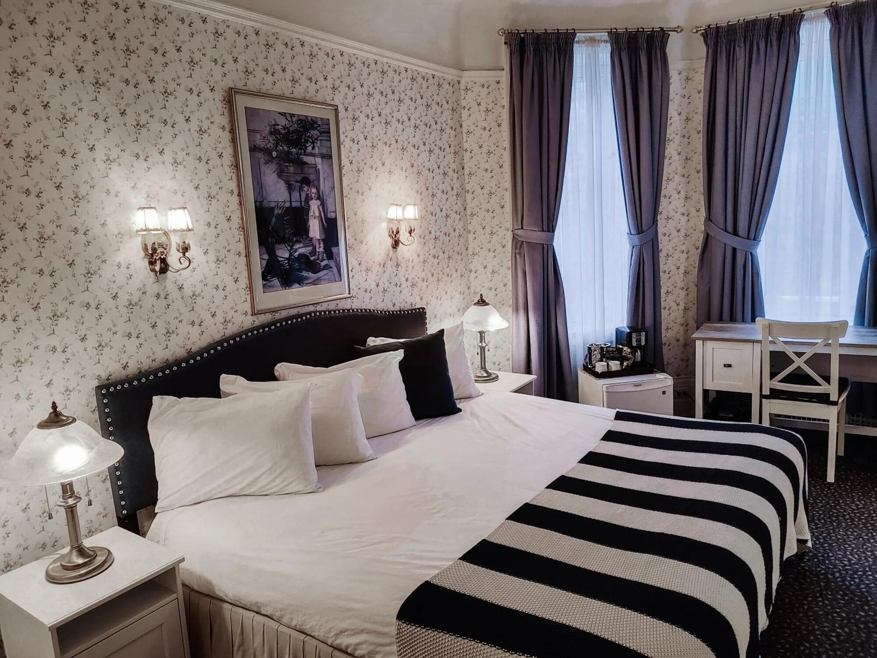 Bed in Le Chateau de Pierre - Par Aneyro