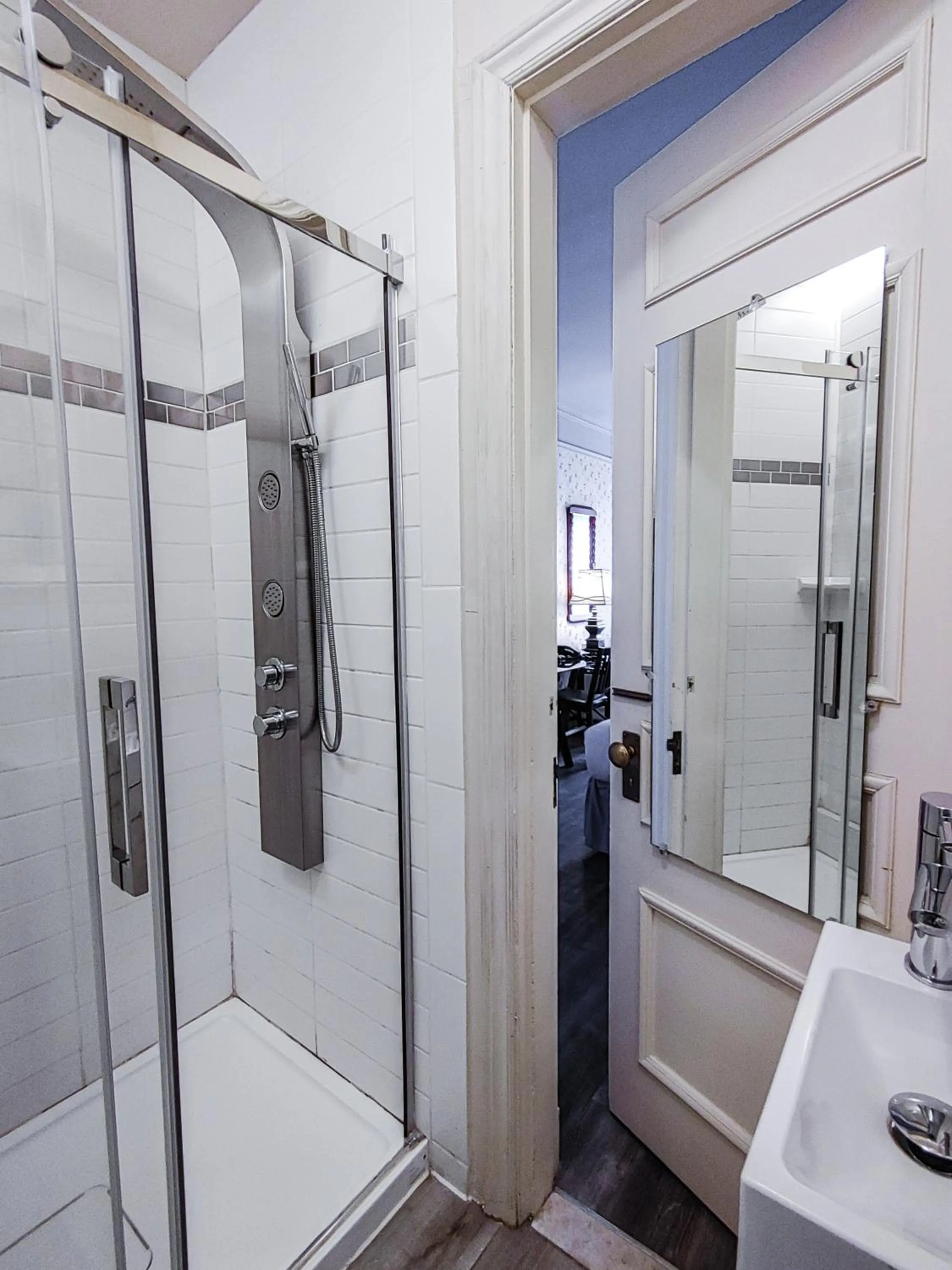 Shower in Le Chateau de Pierre - Par Aneyro