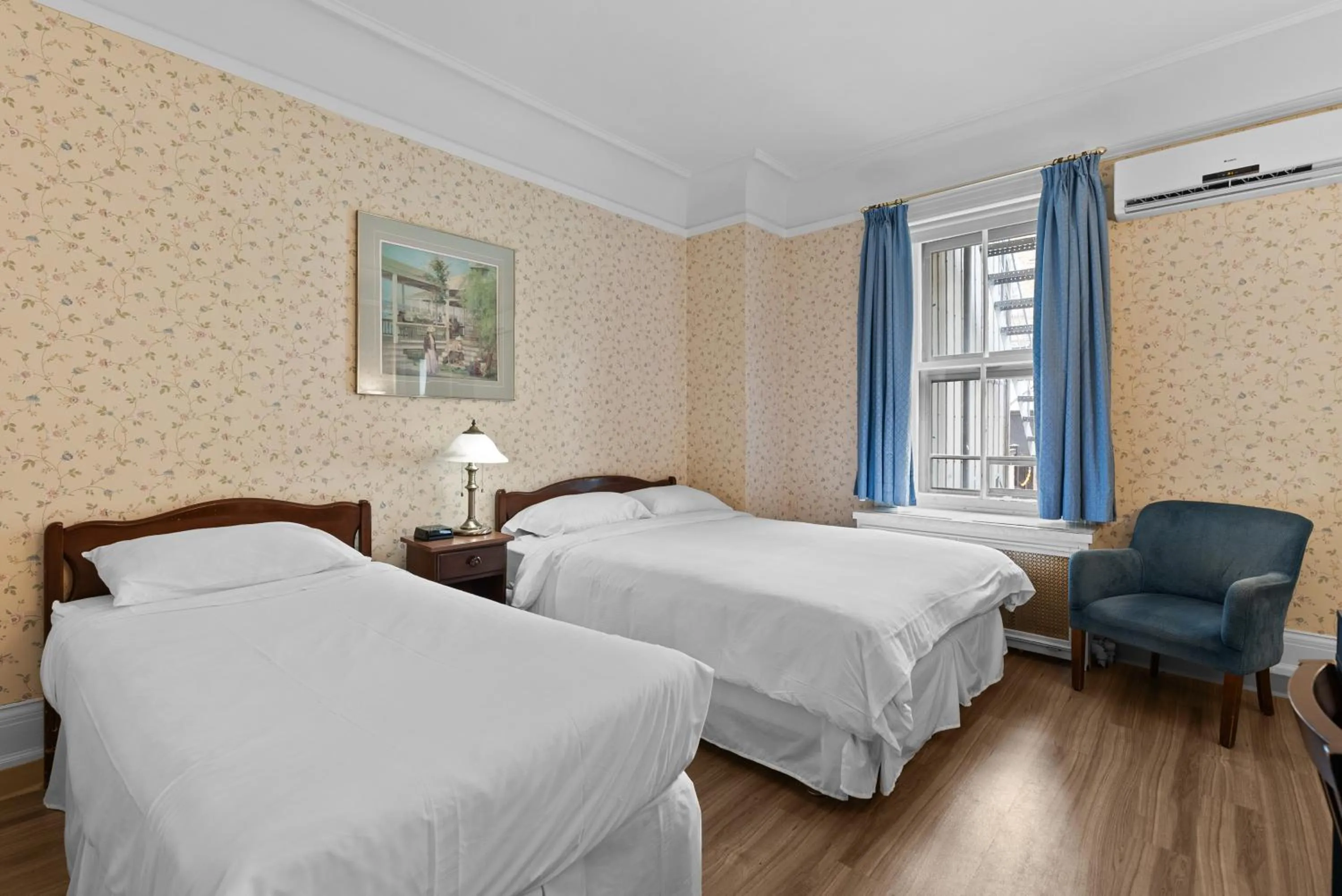 Bed in Le Chateau de Pierre - Par Aneyro