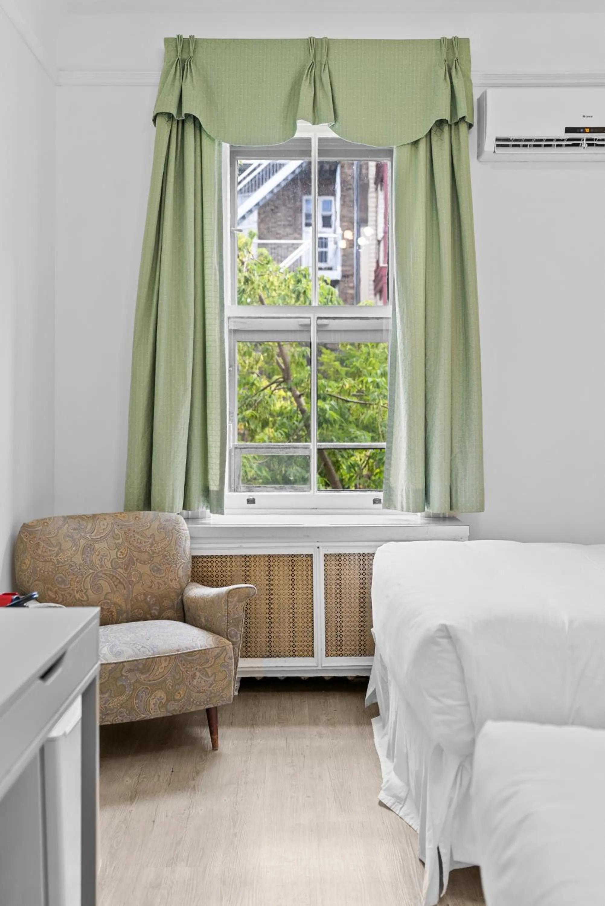 Bedroom, Bed in Le Chateau de Pierre - Par Aneyro