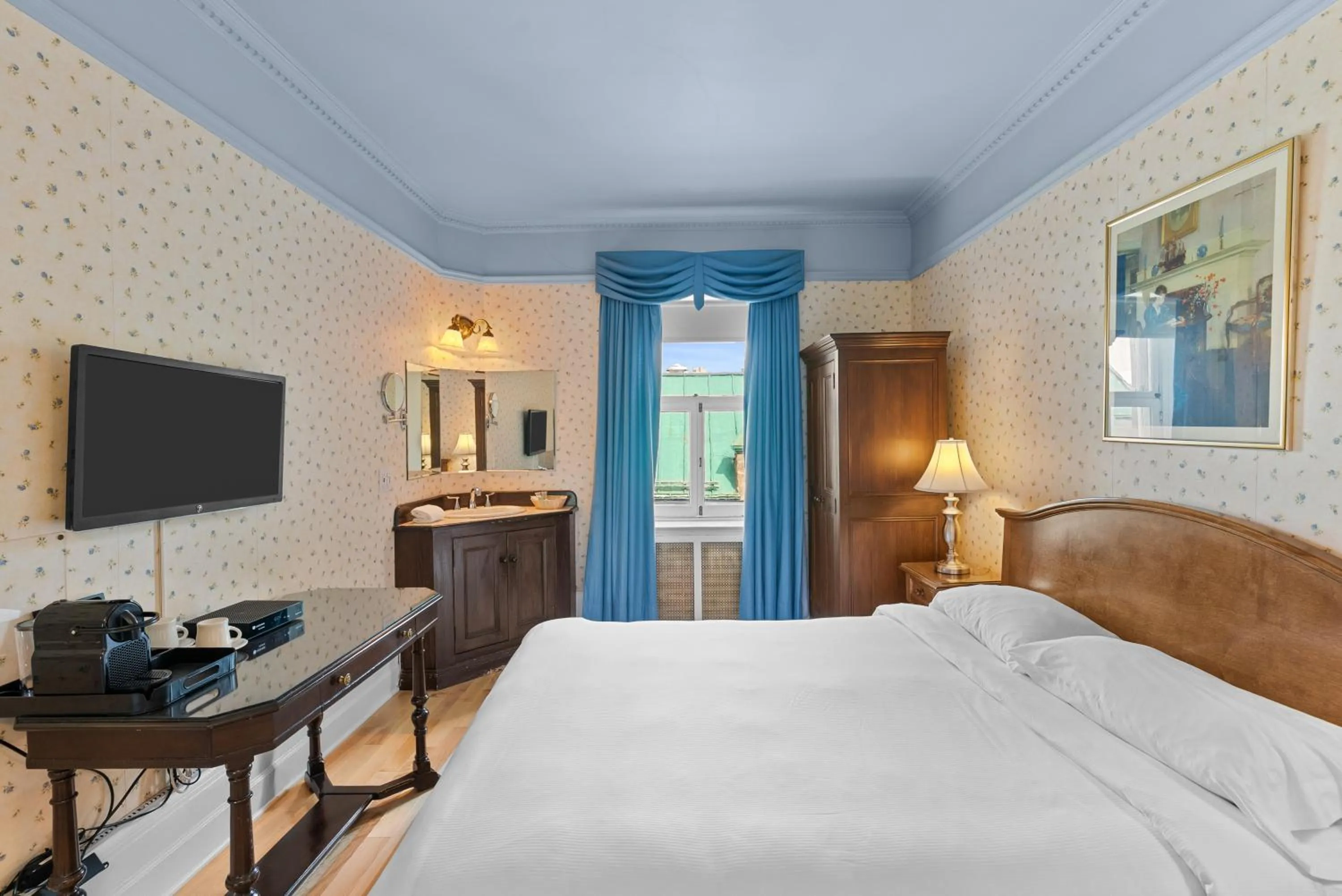 Bed in Le Chateau de Pierre - Par Aneyro